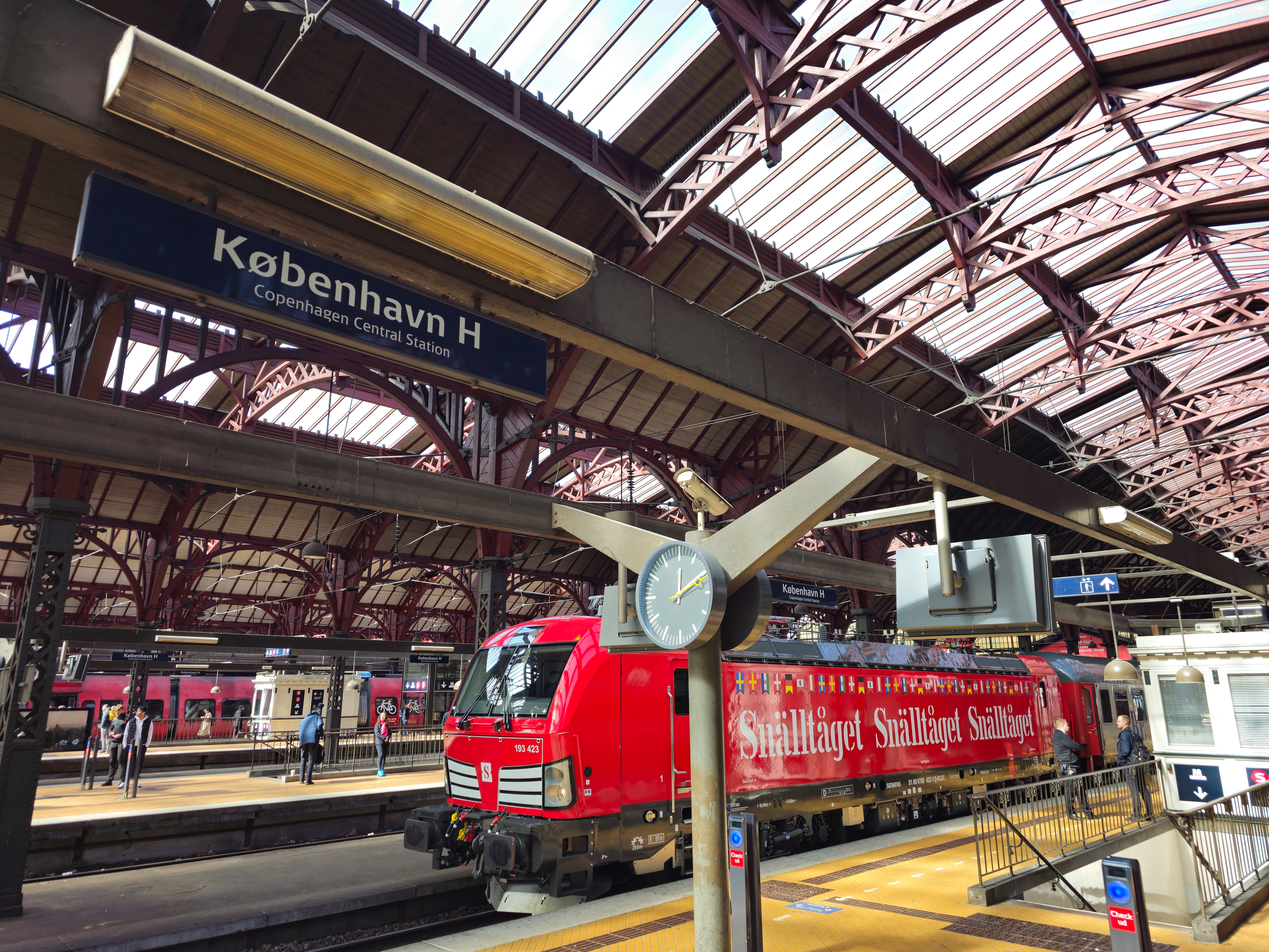 Ett rött snälltåg som står på perrongen på Köpenhamns centralstation.