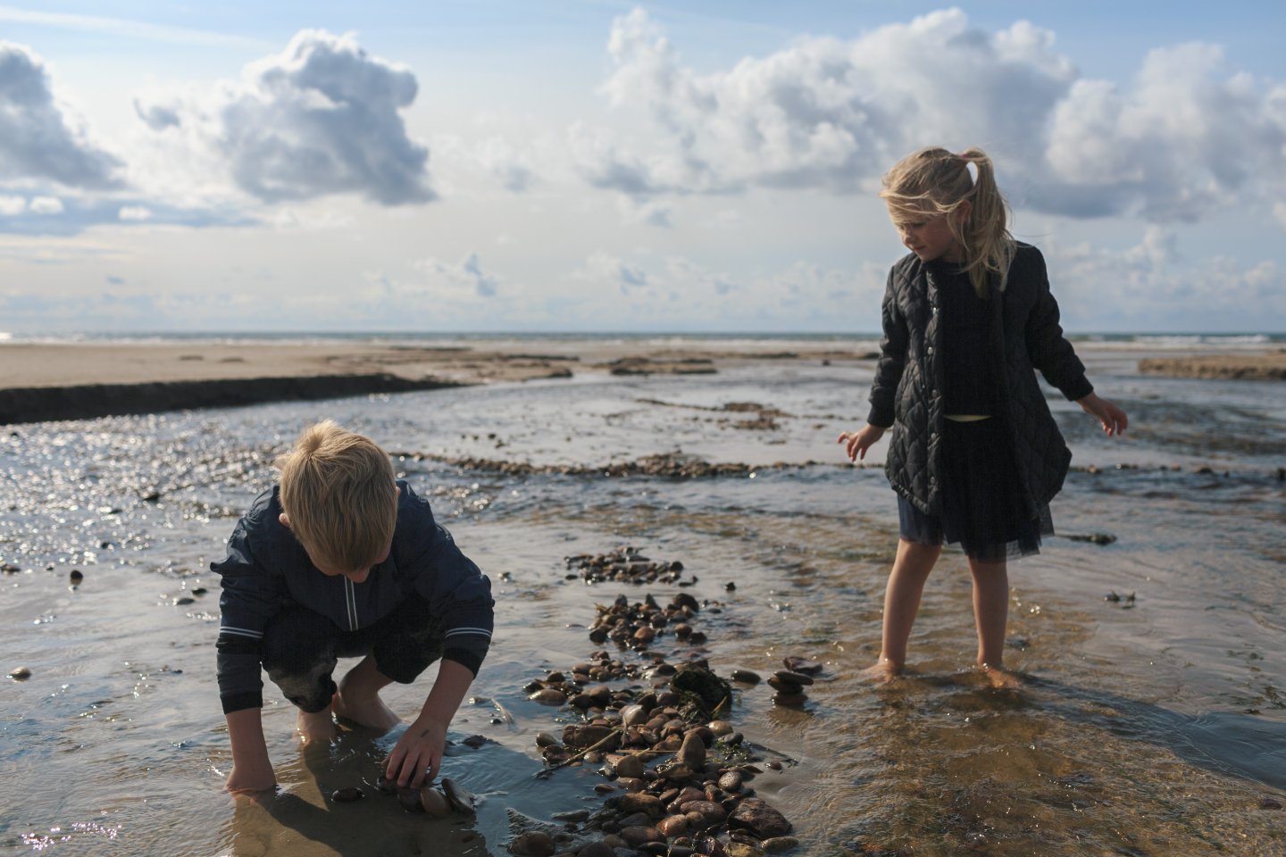 Barnefamilie på Børsmose strand på Vestkysten