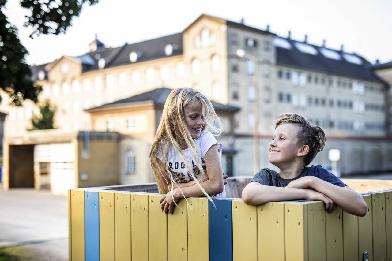 Kinderen voor het Fængslet gevangenismuseum in het Kustland in Denemarken