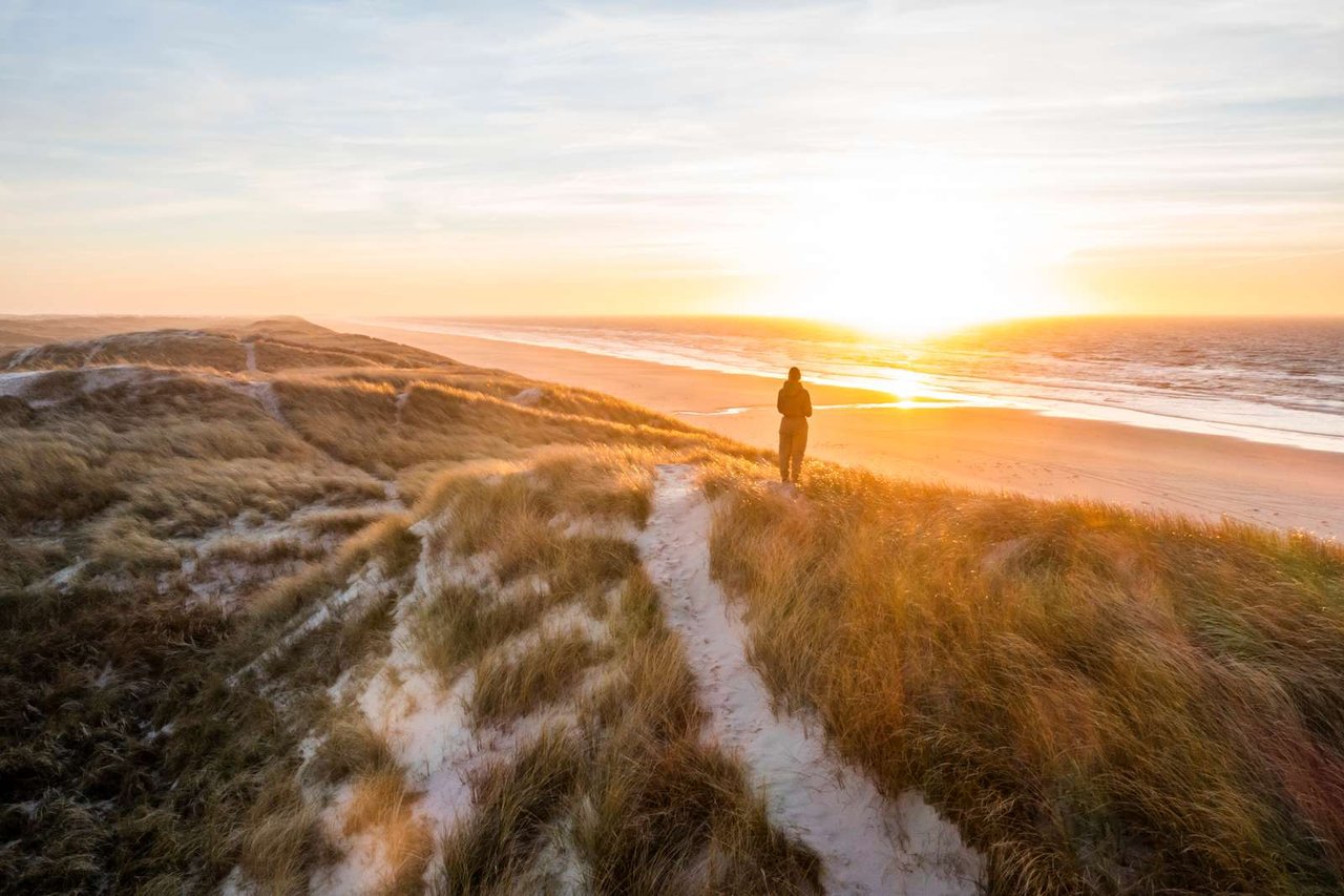 Een wandelaar kijkt naar de Deense Noordzee in de Vesterhavet regio