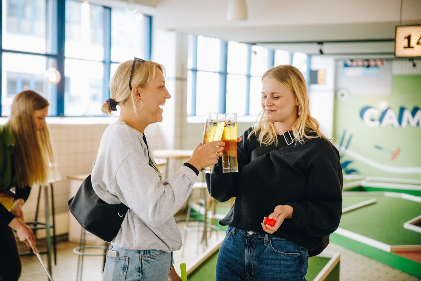 Two girls drinking beer in Kødbyen Camping Bar