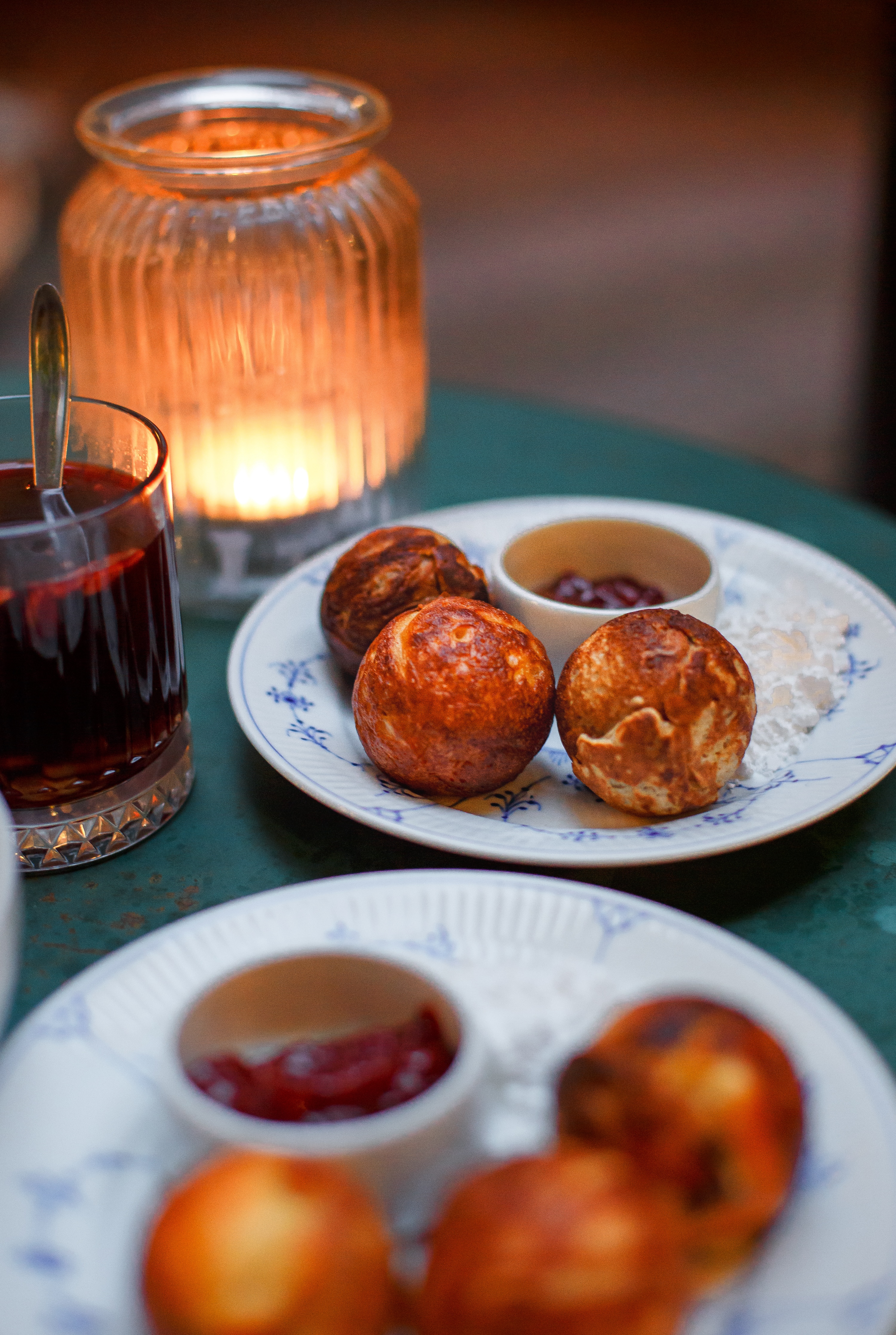 Der dänische Klassiker Æbleskiver auf einem Teller mit Gløgg