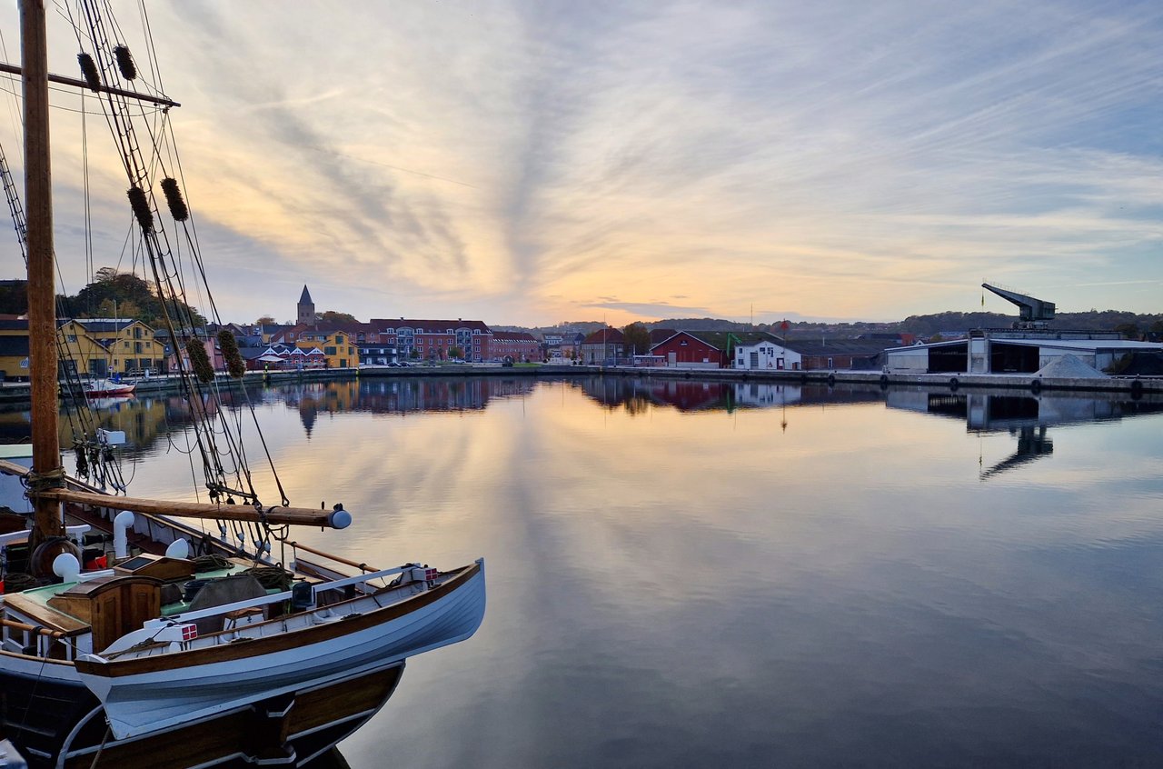 Boten in de haven van het Mariager Fjord in het Deense Himmerland