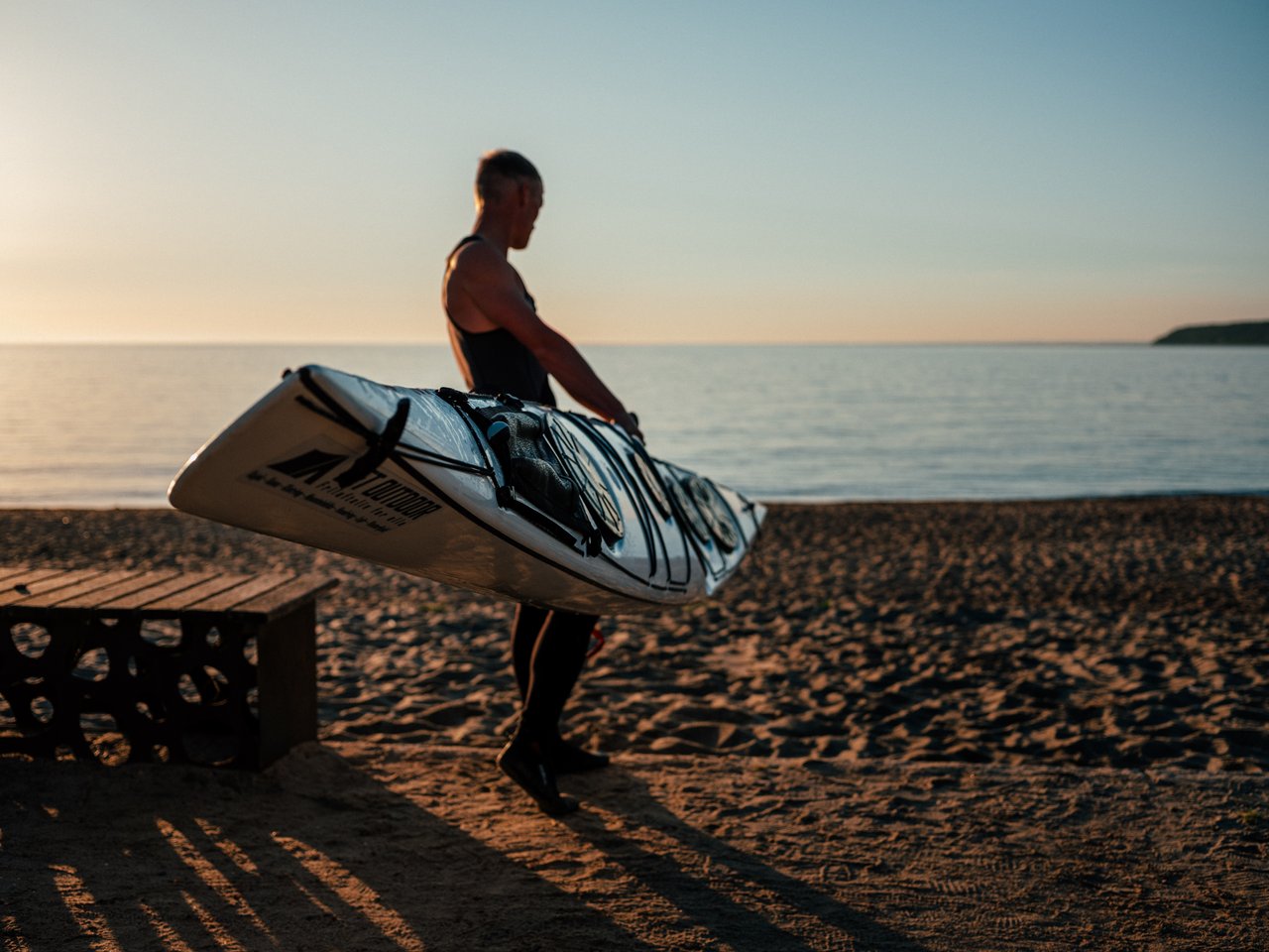 Een vakantiegangers staat klaar om te gaan zeekajakken in het hart van Jutland, Trekanten