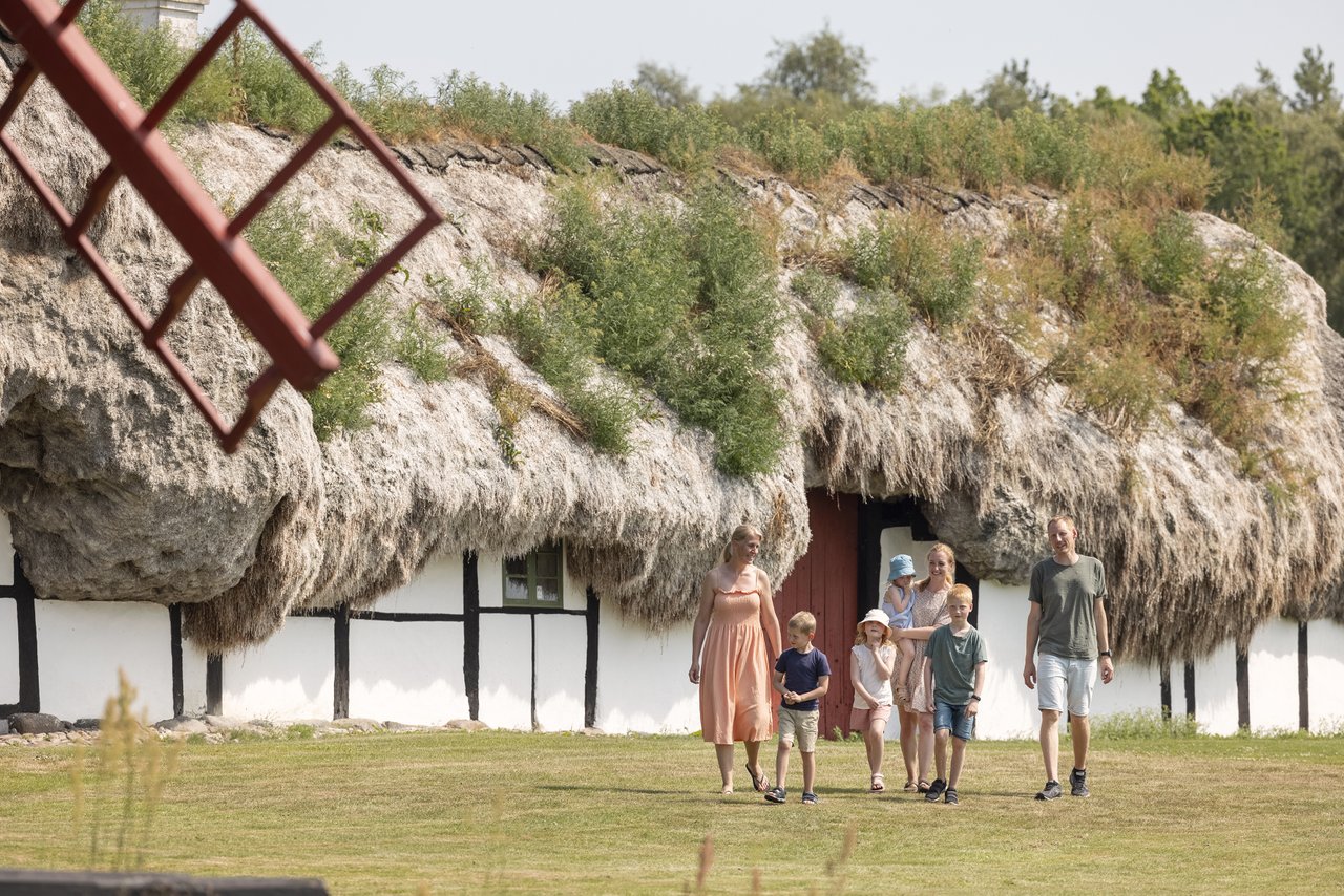 Vakantiegangers verkennen het eiland Læsø in Denemarken