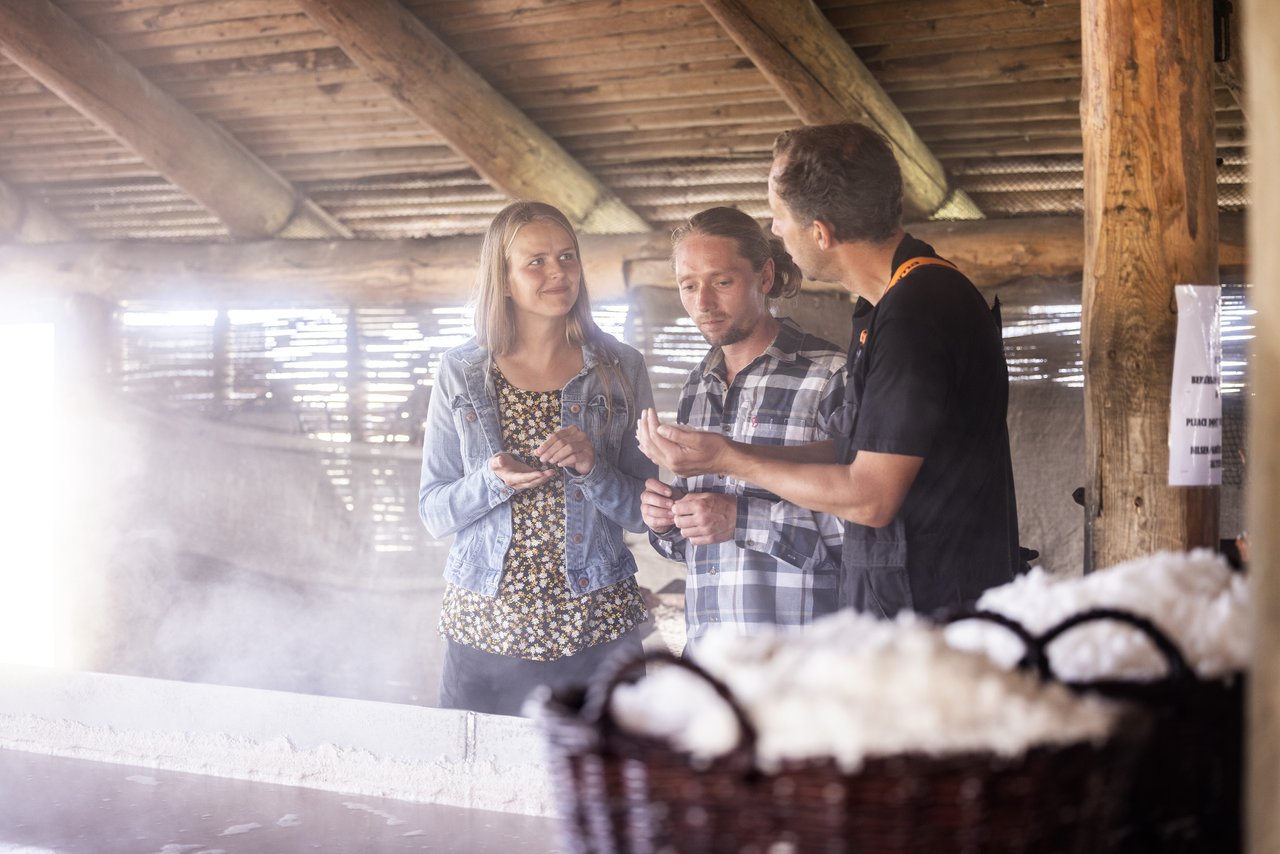 Vakantiegangers in de zoutziederij op het eiland Læsø in Denemarken