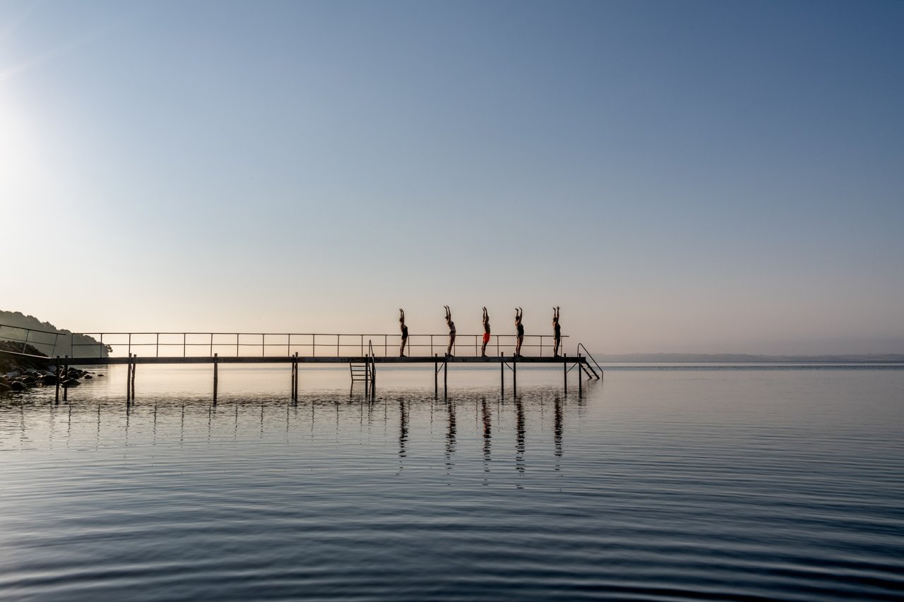Een groep zwemmers in het Deense Limfjord