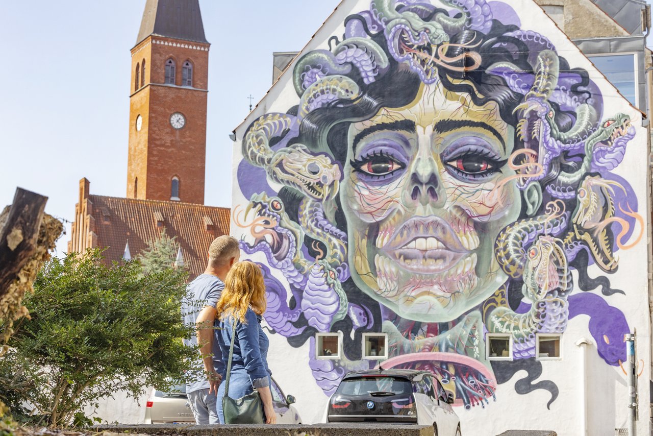 Vakantiegangers verkennen de Deense stad Aalborg in Noord-Jutland