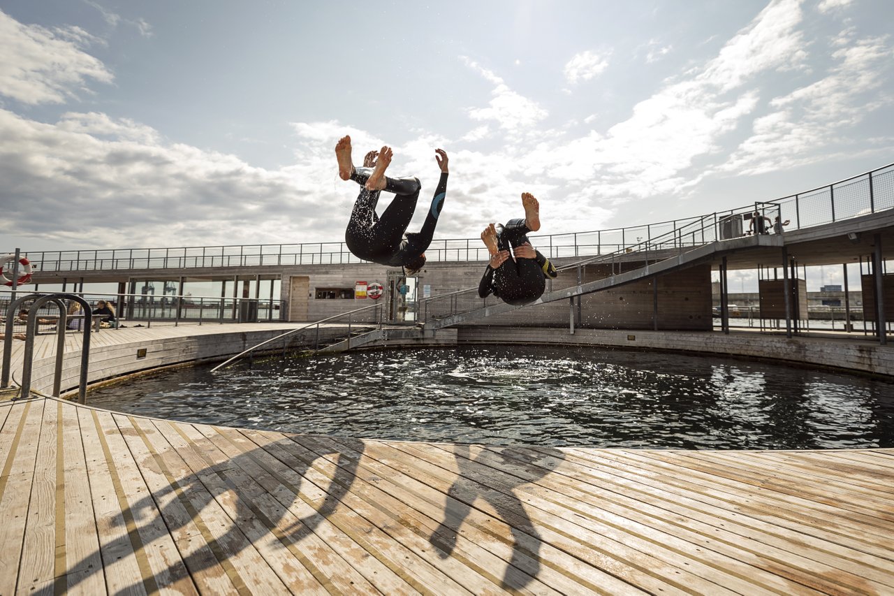 Jongeren springen in het water in het populaire Harbour Bath in Aarhus