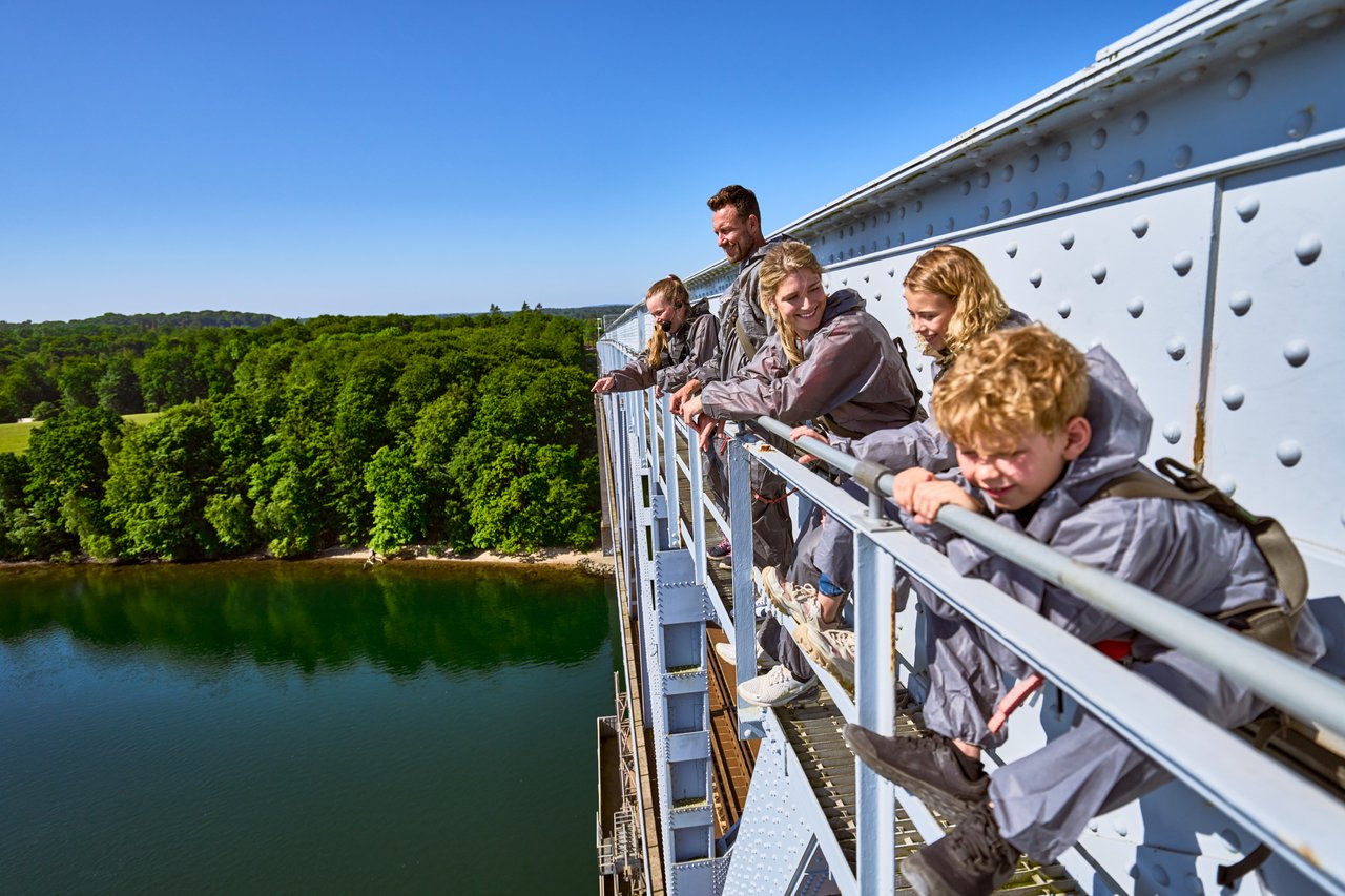 Een familie ervaart bridgewalking in Denemarken op de Kleine Beltbrug