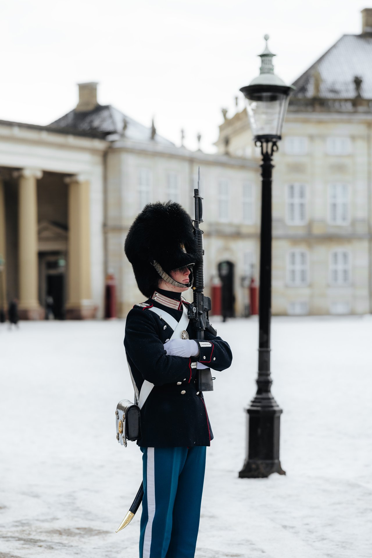 A castle guard in uniform outside Amalienborg