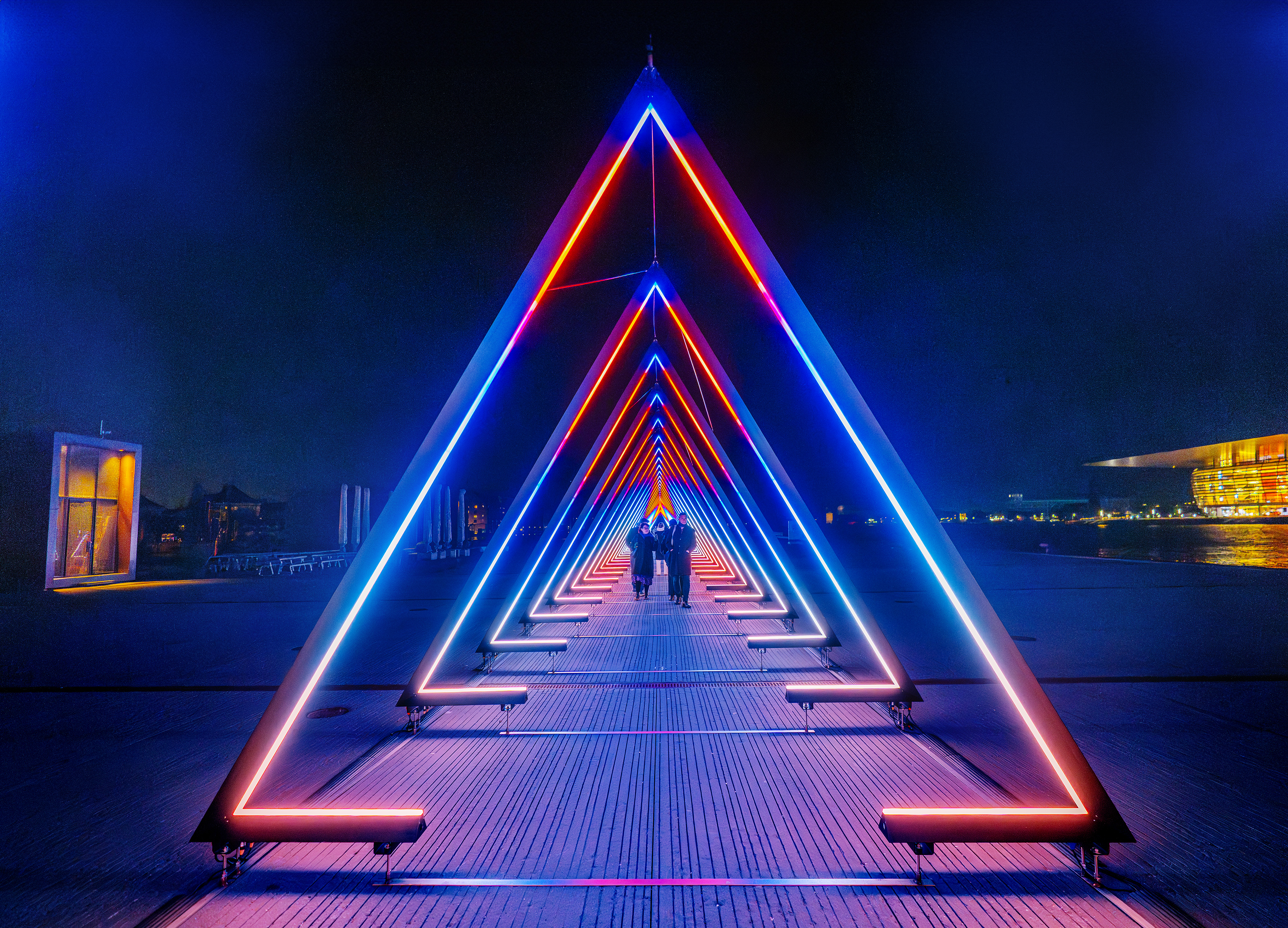 Bezoekers wandelen door een lichtinstallatie tijdens het Copenhagen Light Festival