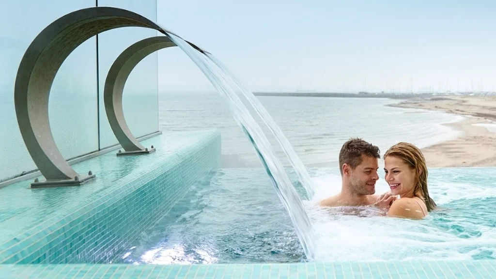 Par i utendørsbasseng på Marienlyst strandspa i Danmark