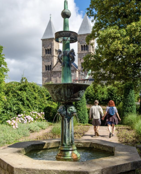 Wandelaars verkennen de Deense stad Viborg in de Aarhus Regio