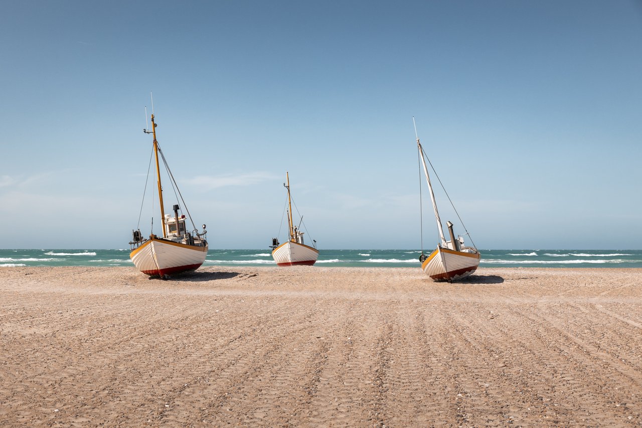 Vissersboten op het Thorup Strand in Noord-Jutland, Denemarken