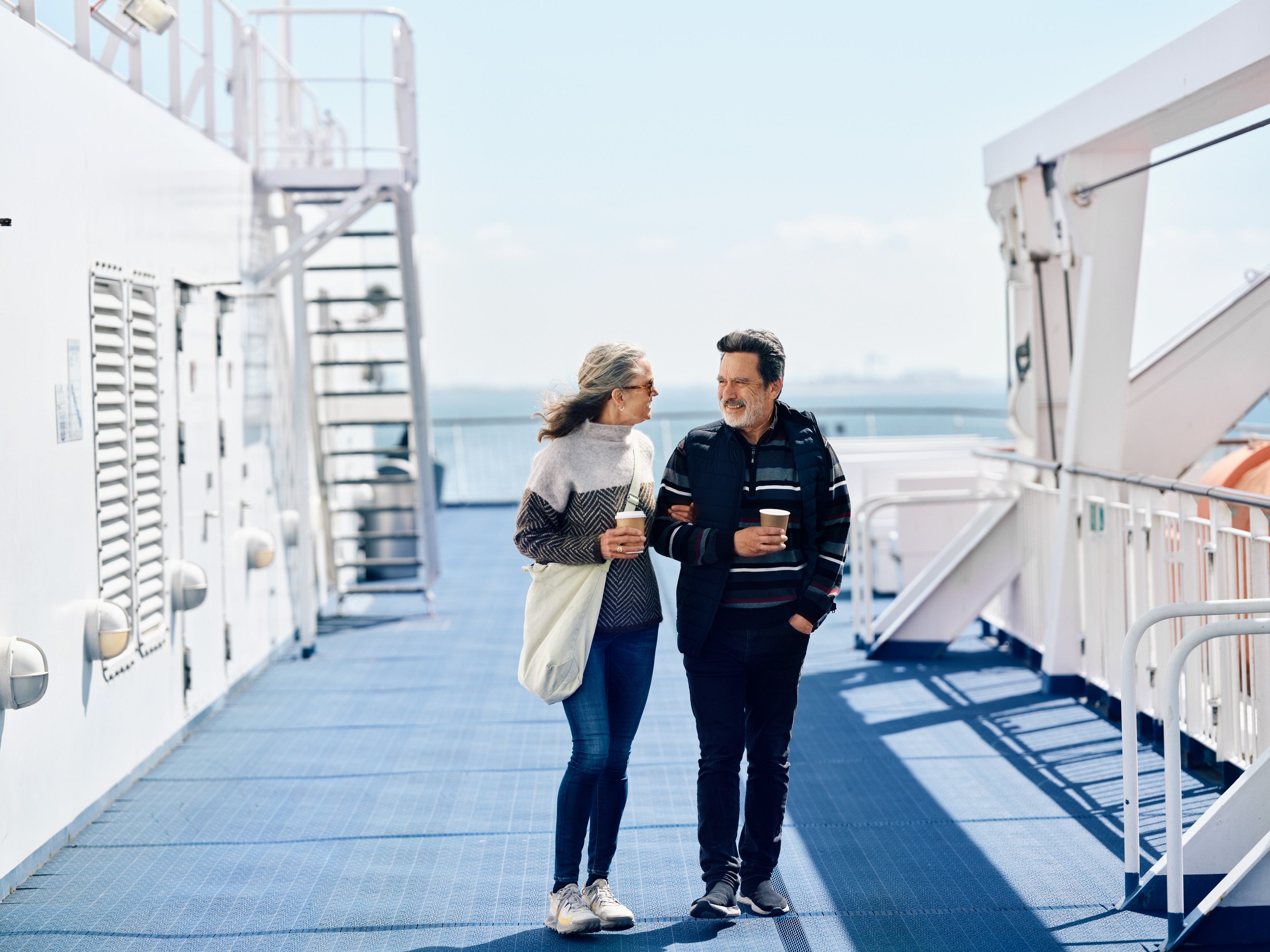 Paar spaziert über das Deck einer Scandlines-Fähre