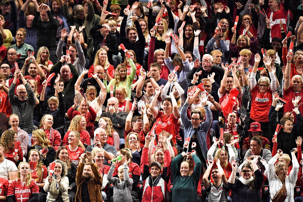Publikum til en håndboldkamp