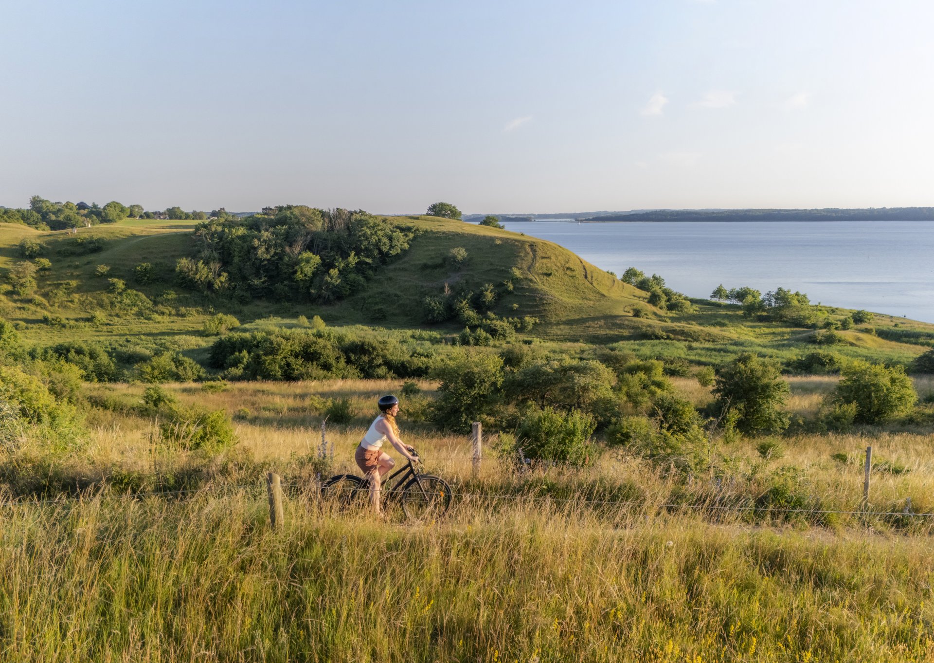 Fahrradfahrerin im Fjordland