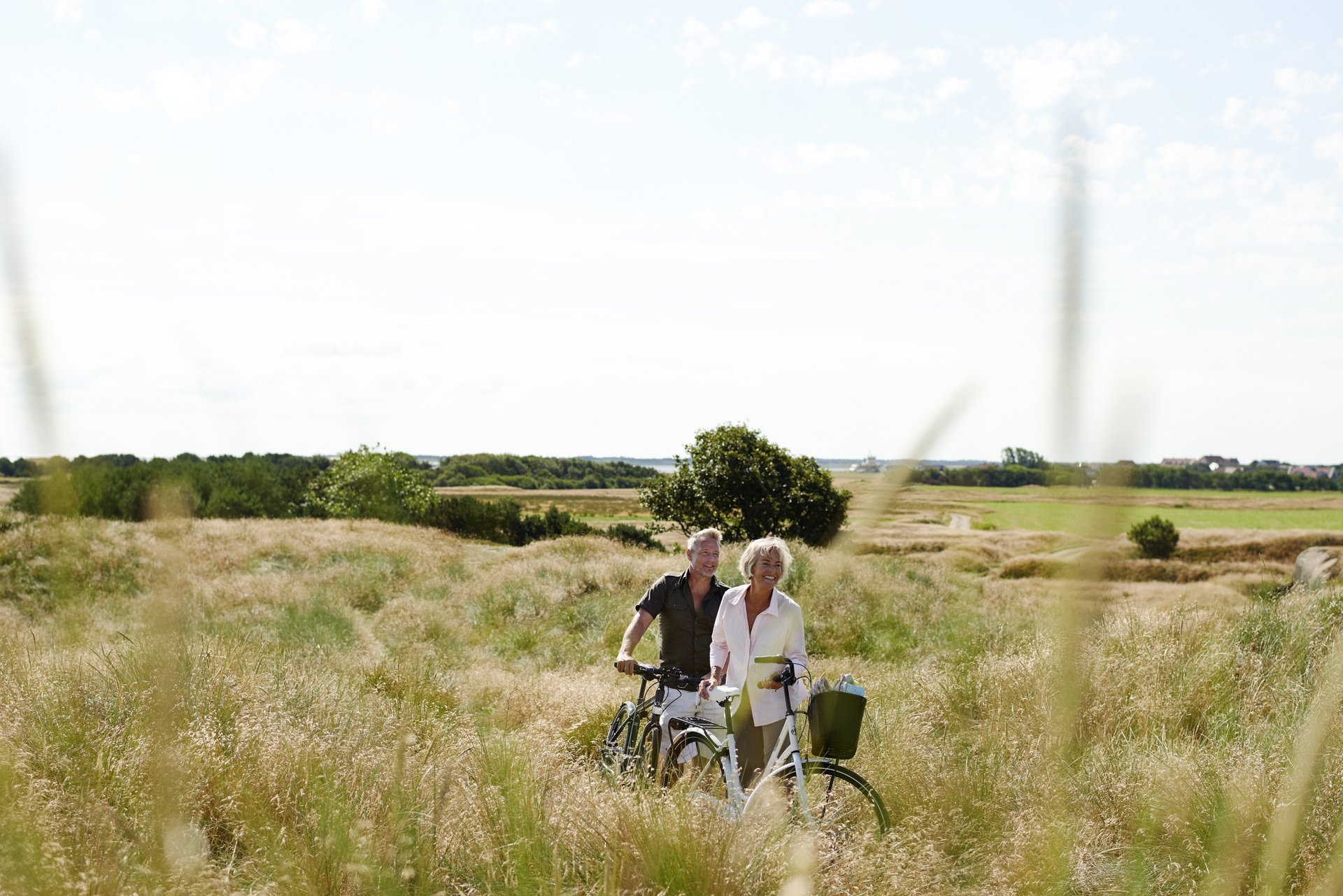 Paar mit Fahrrad auf der Wiese auf Fanø