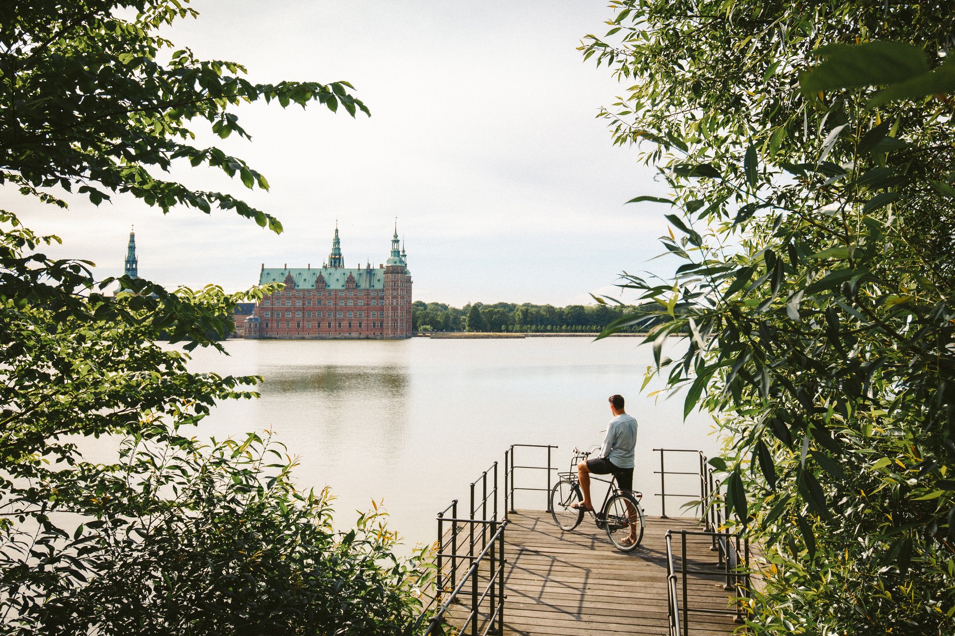 Cyclist in front of Frederiksborg Castle