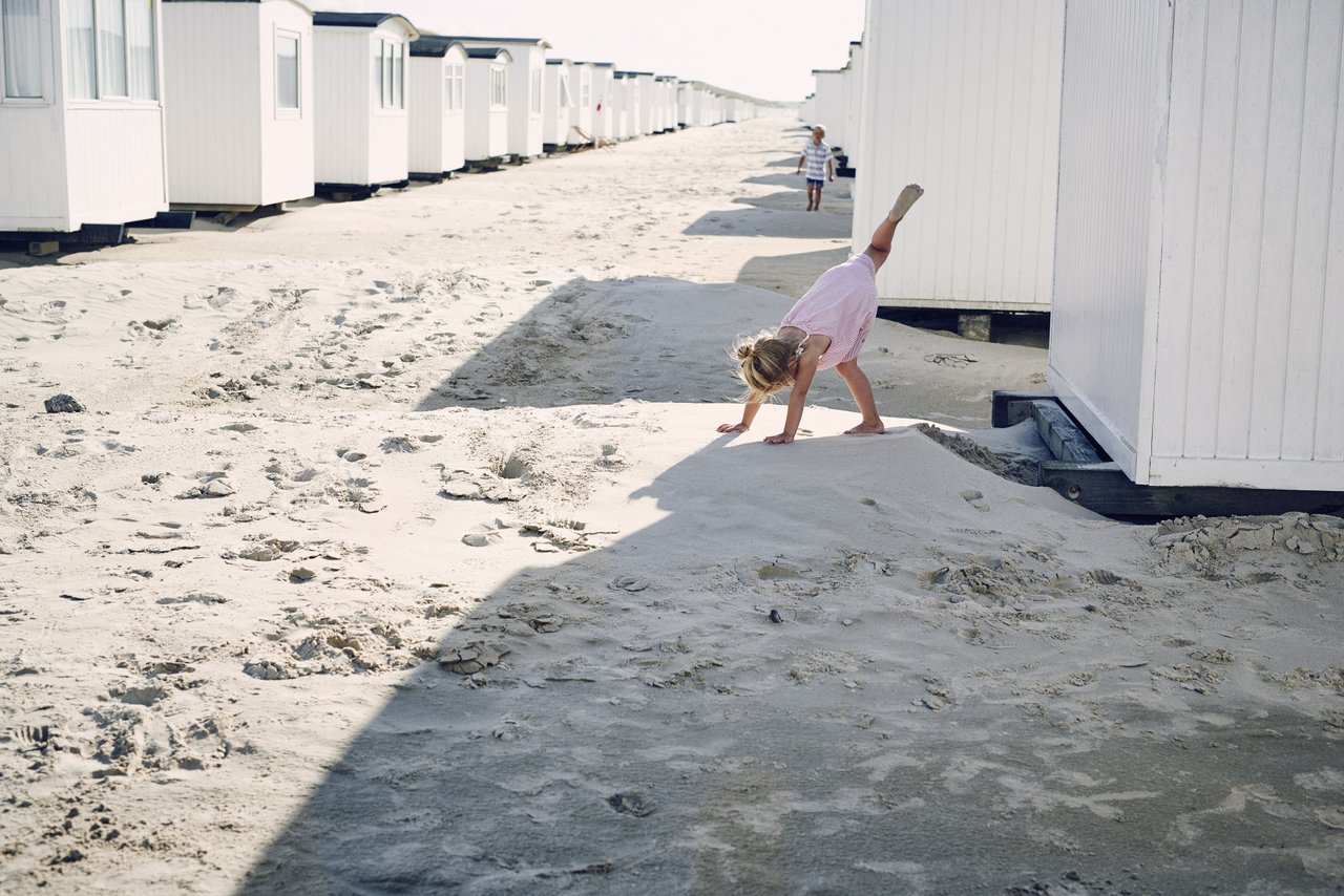 Barn på stranden i Vendsyssel Nord Jylland