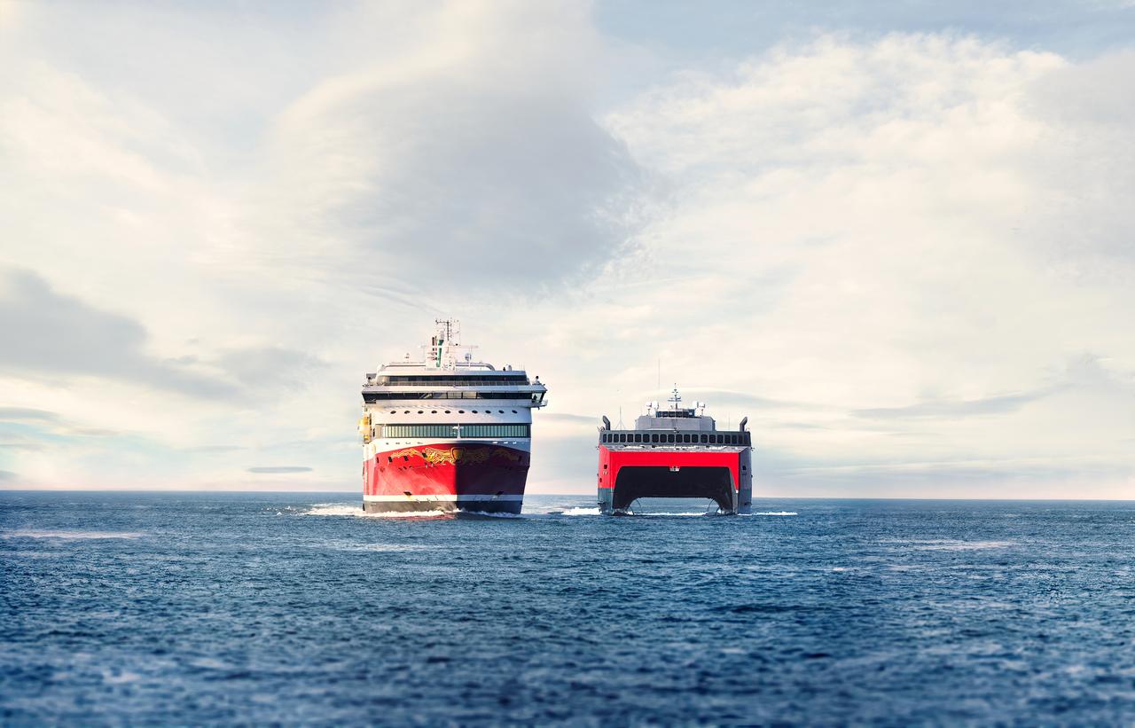 To Fjord Line ferger seiler på havet mellom Norge og Danmark