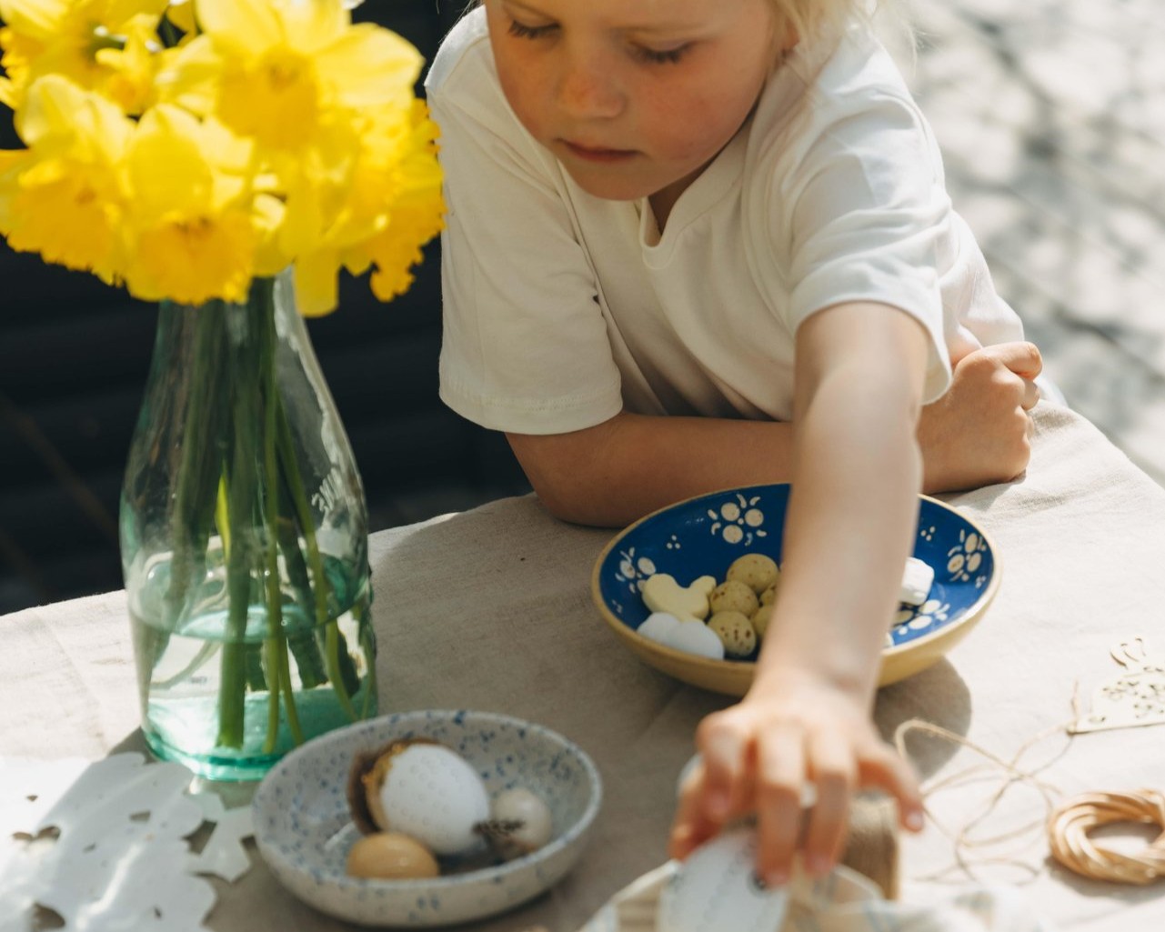 Easterdecorations and eggs on table 