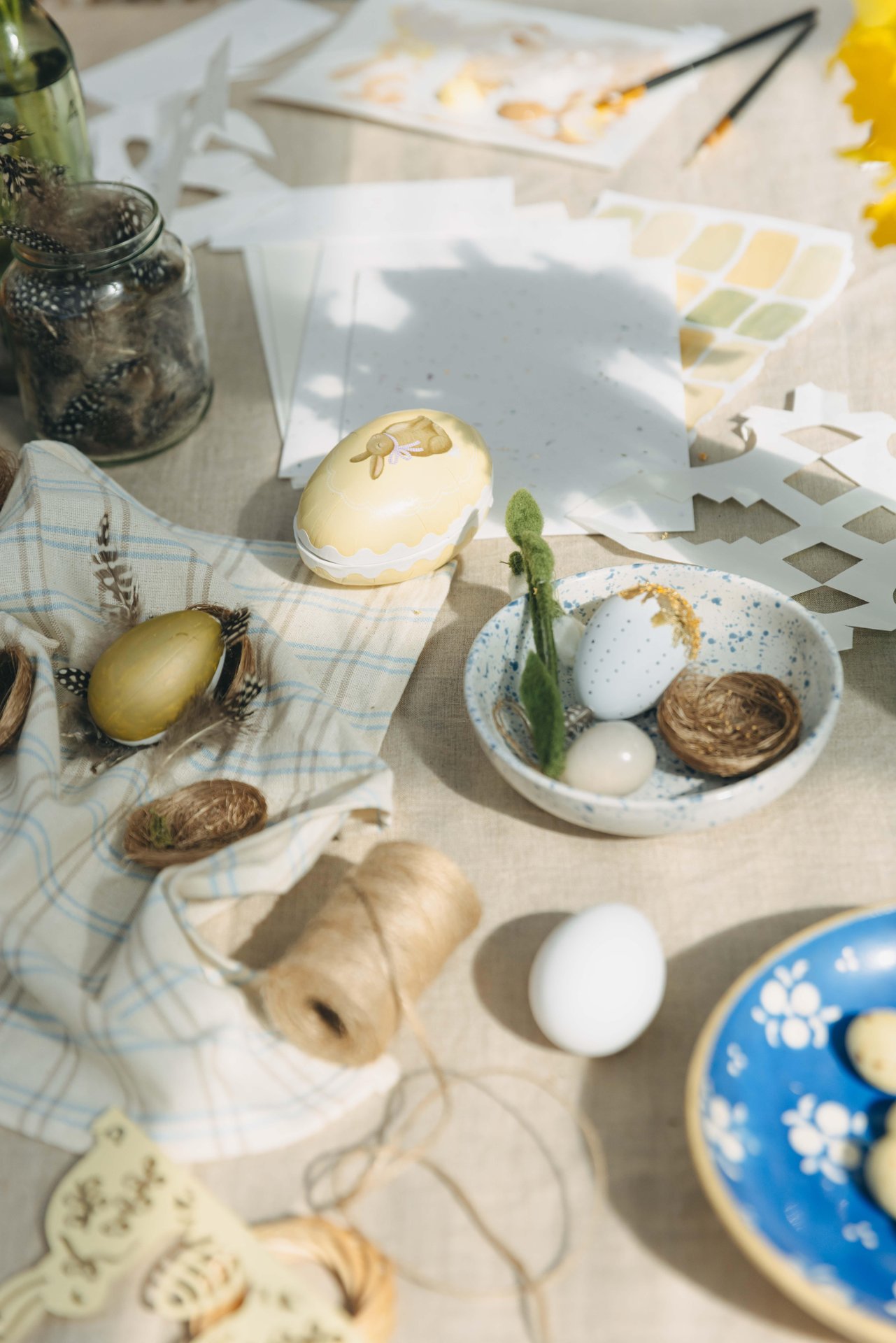 Easterdecorations and eggs on table 