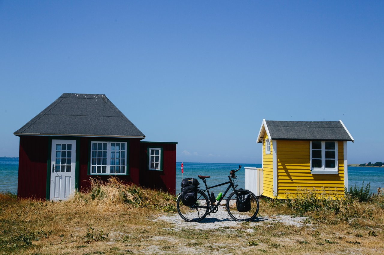 Sykkel og strandhus på Ærøskøbing strand på Ærø