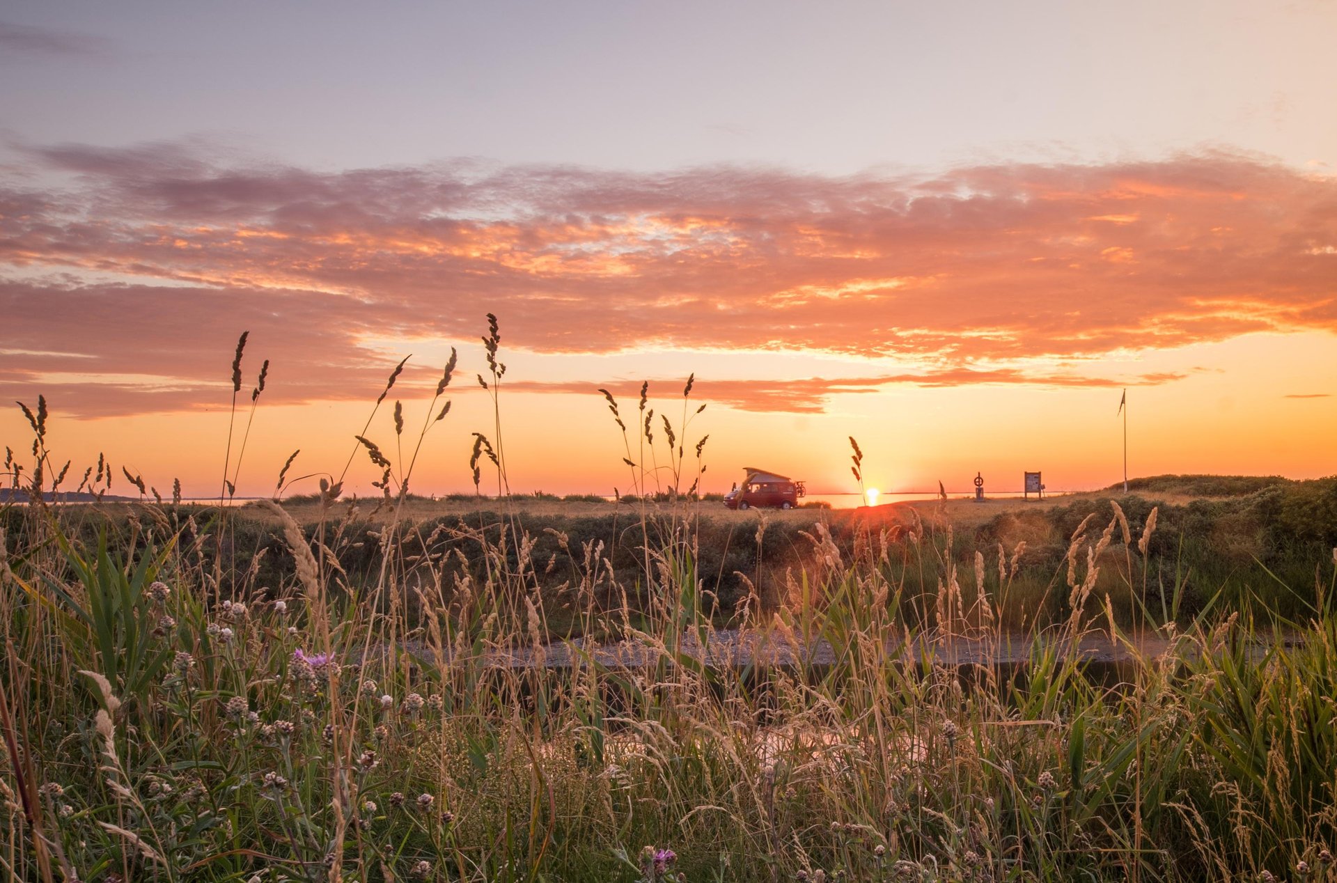 Autocamper bij de kust van Himmerland in Denemarken