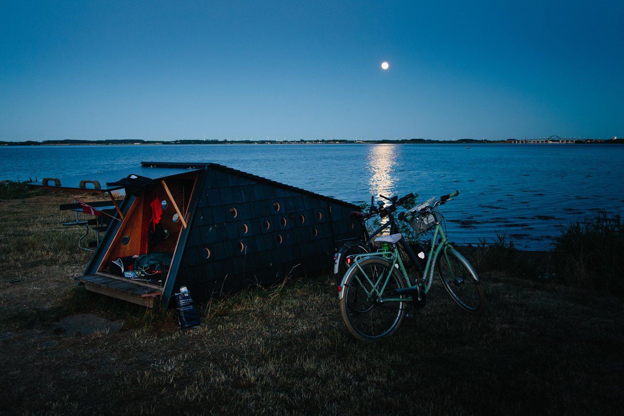 Hegnet shelter i solnedgang på stranden på øya Tåsinge, Fyn