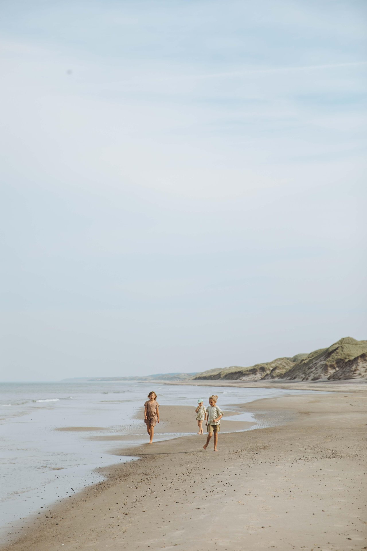 Kinder spielen am Strand an der Dänischen Nordseeküste