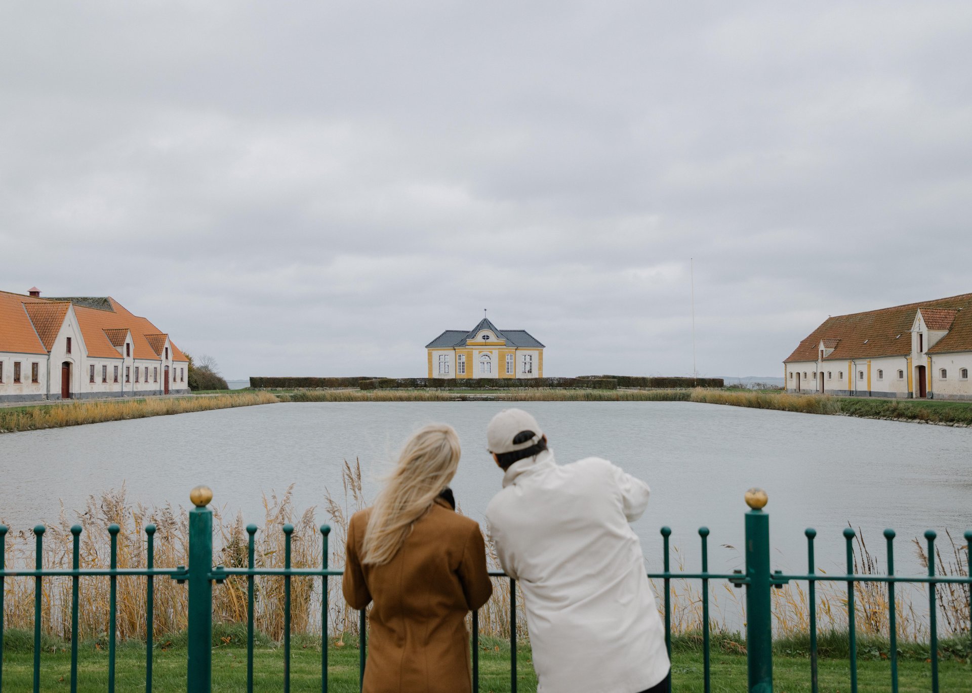 Paar vor Valdemars Schloss in Svendborg auf Fünen