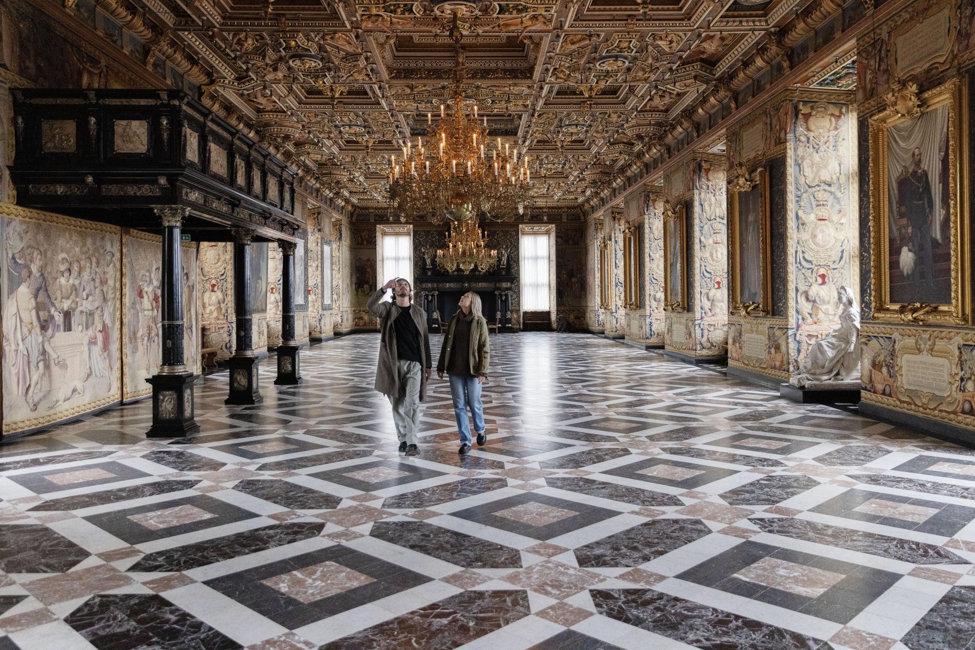 Paar in einem Saal des Schloss Kronborg