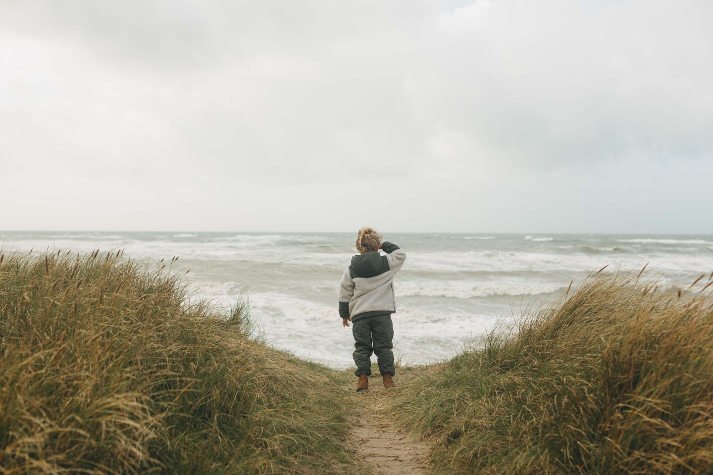 Barn ser utover havet på høsten på Skallerup Strand, Skallerup Klit, Lønstrup