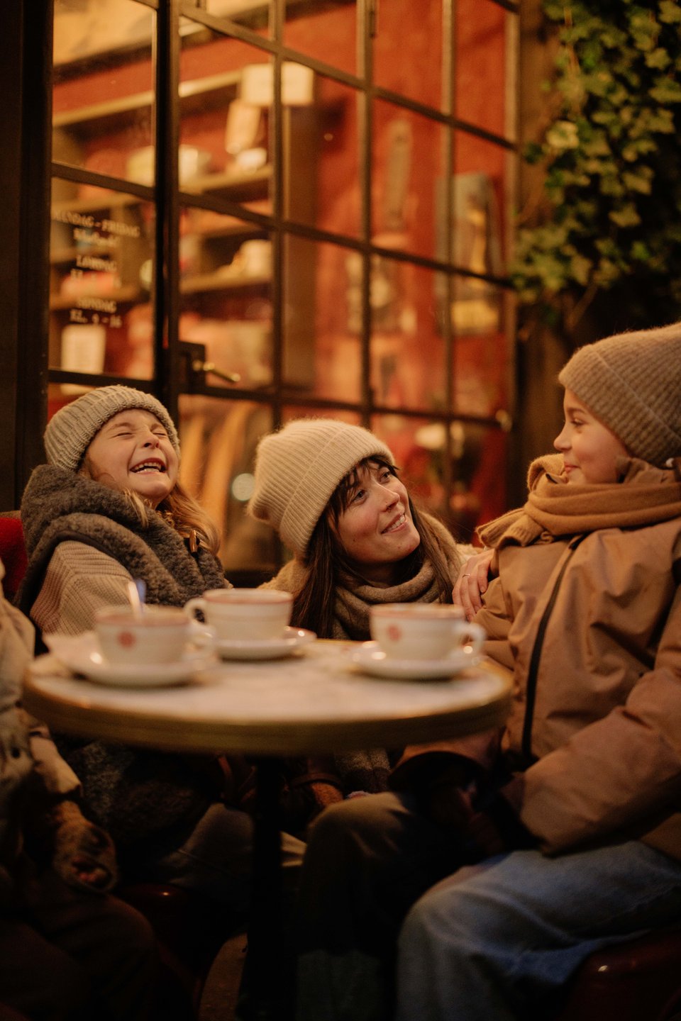 familie drikker kakao på cafe i Købehavn på vinteren