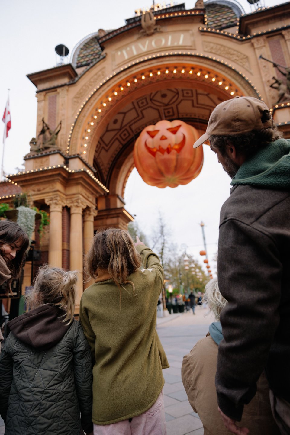 Familie på Tivoli i Købehavn pyntet til Halloween