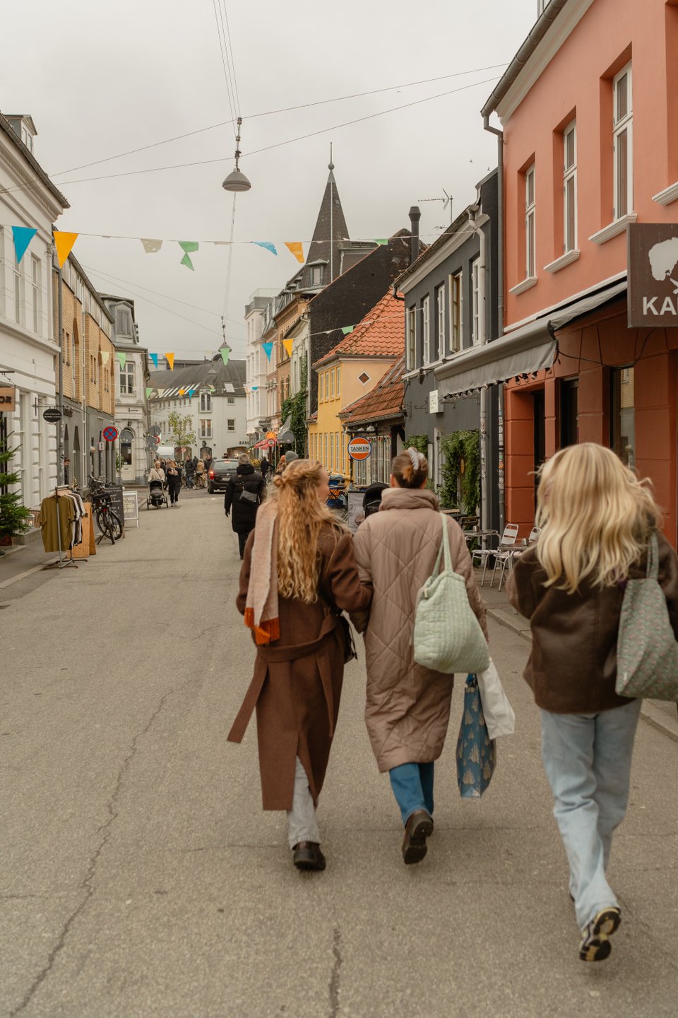 Friends shopping in Latinerkvarteret in Aarhus