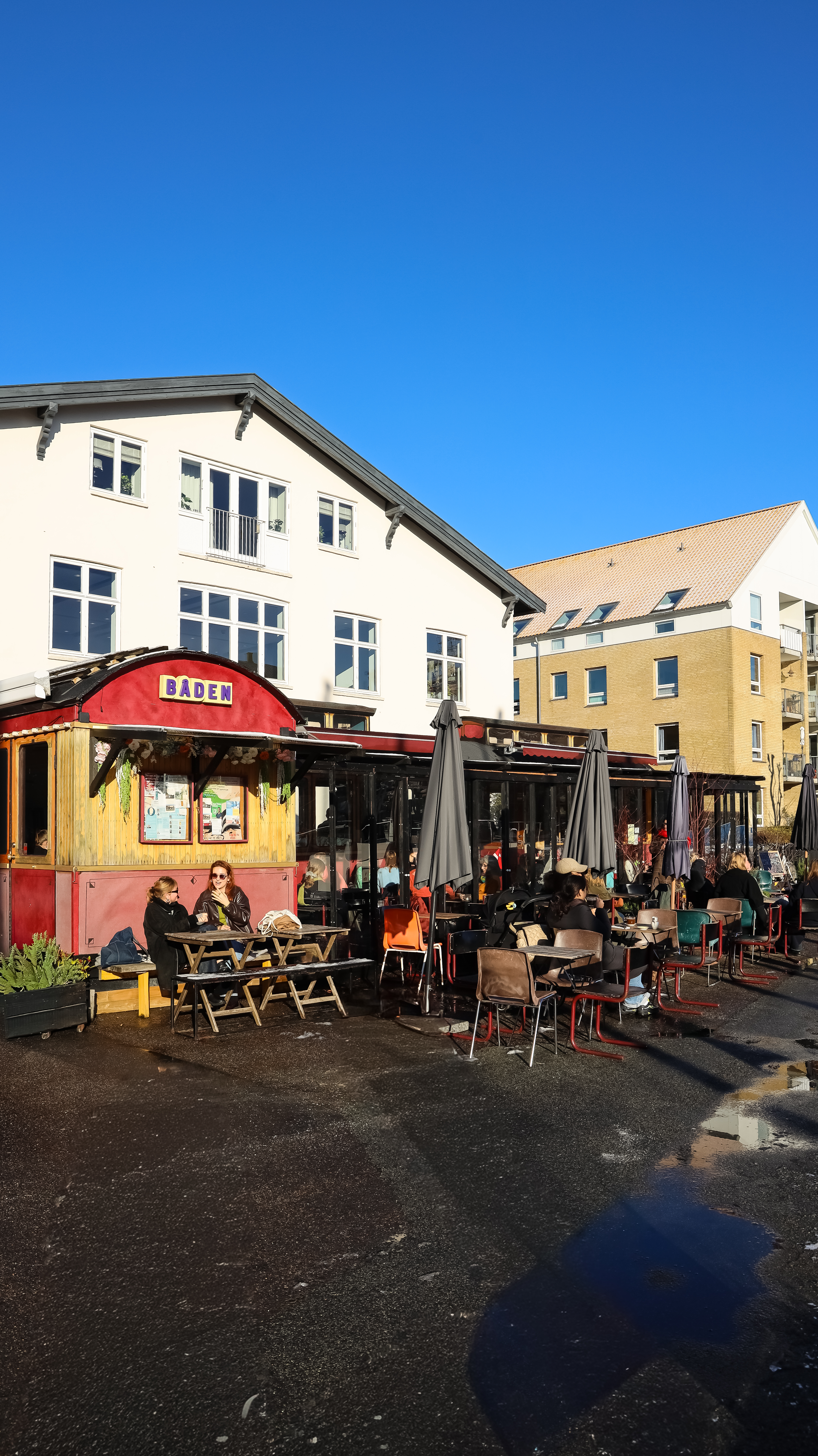 Mennensker sitte ute på cafe i københavn