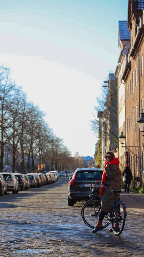 Kvinne på sykkel i Københavns gater 