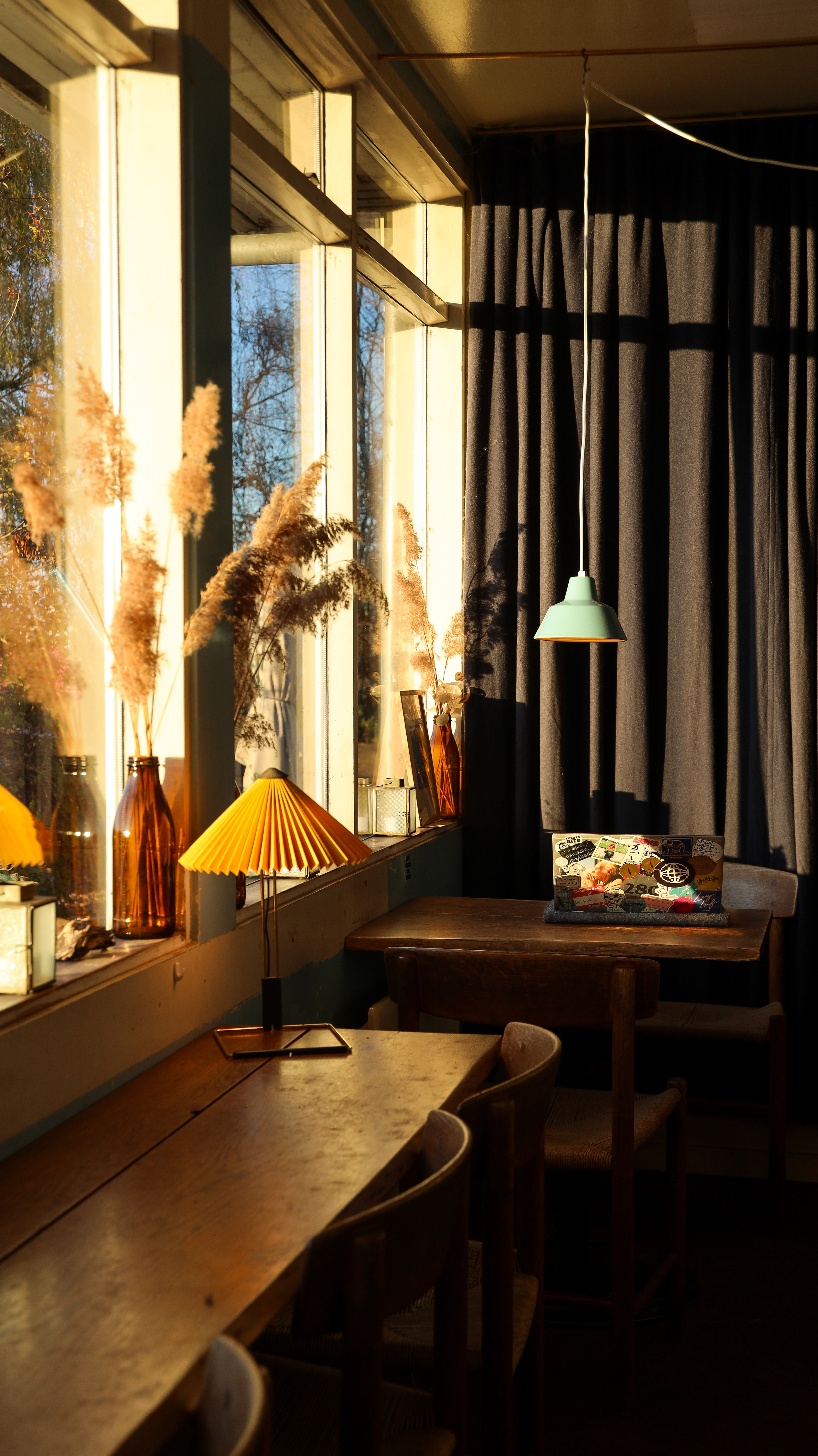 Solen lyser inn i cafe i Købehavn på høsten