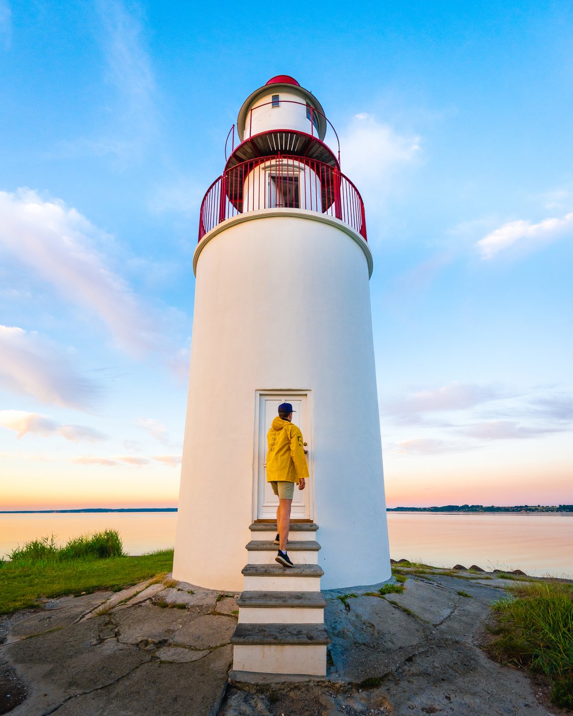 Mand går ind til fyr