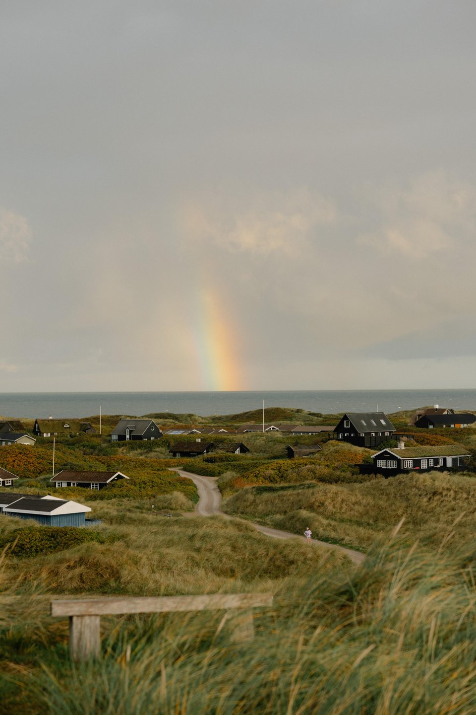 Ferienhaussiedlung an der dänischen Westküste mit Regenbogen