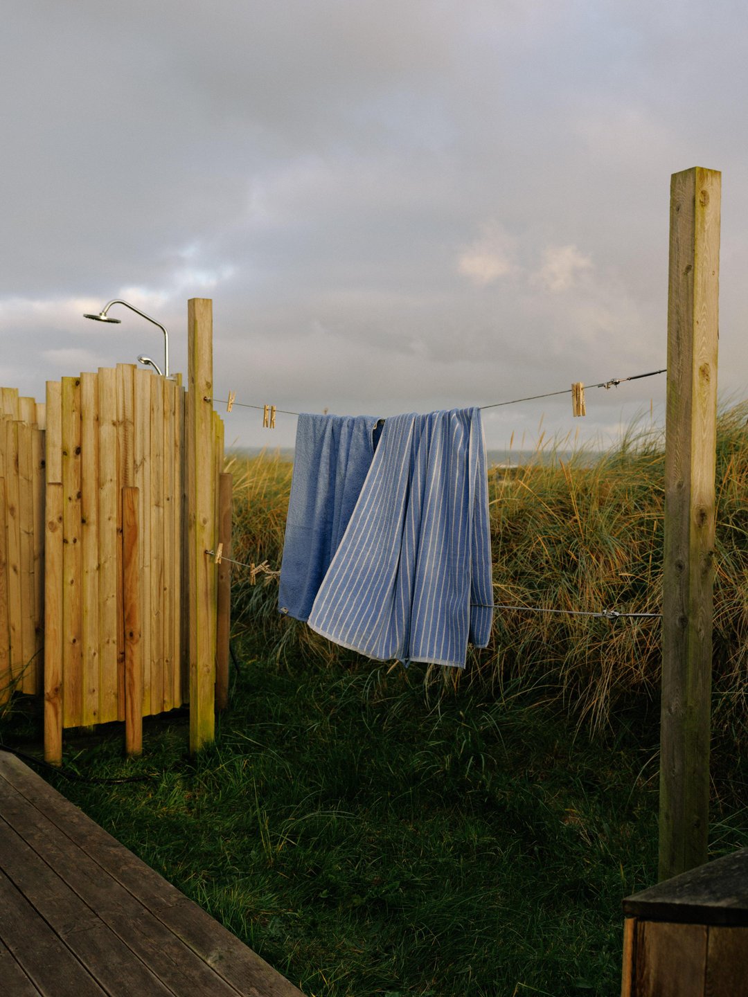 Handtücher auf der Terasse eines Ferienhauses an der Dänischen Nordseeküste