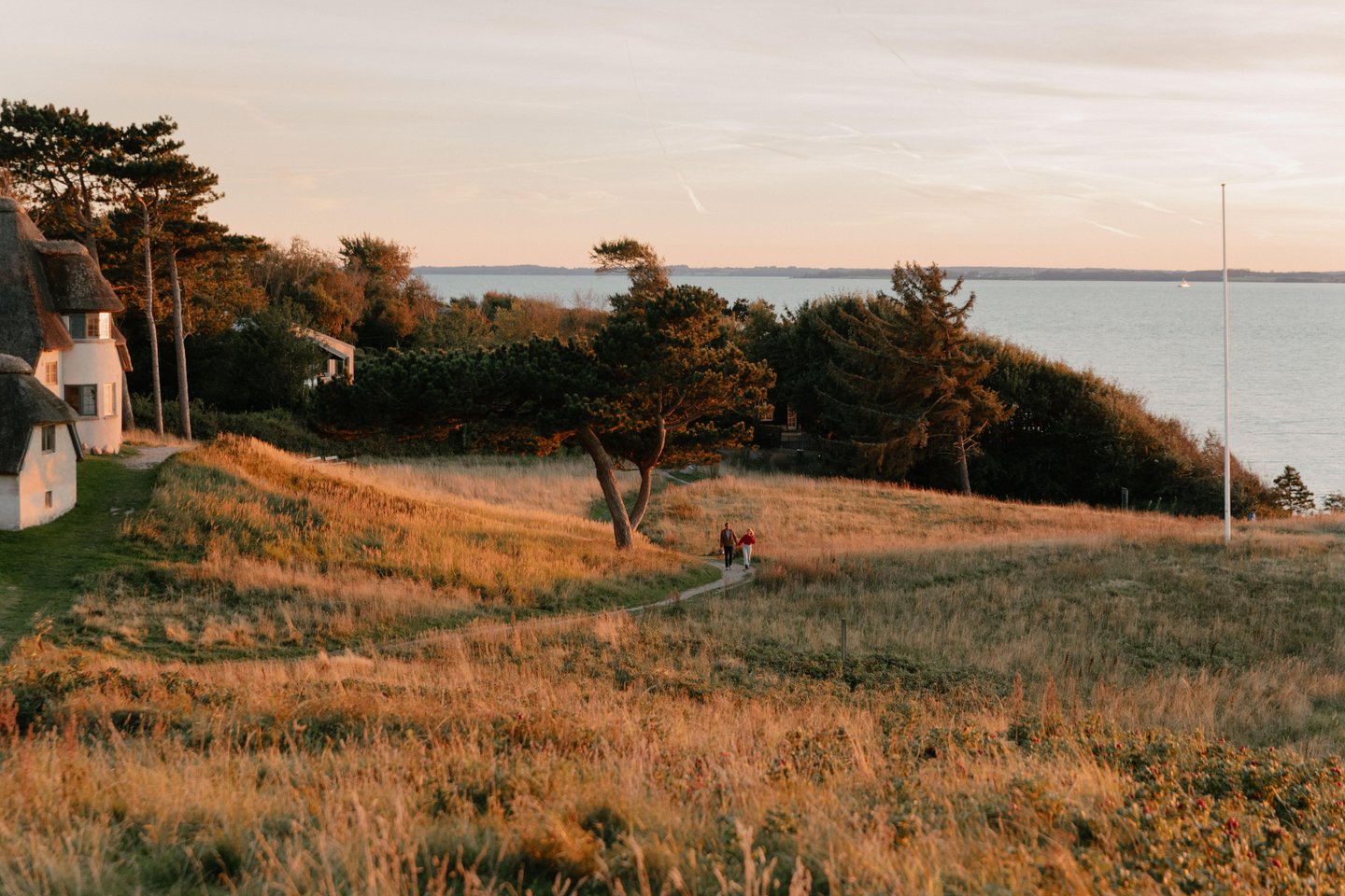 Paar läuft auf einem Weg an der Dänischen Ostsee