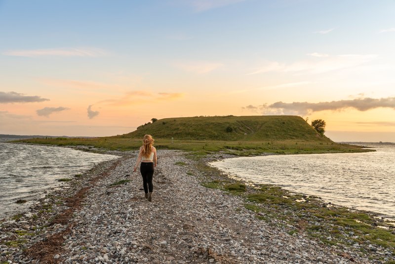 Eine Frau wandert auf der Halbinsel Bolund