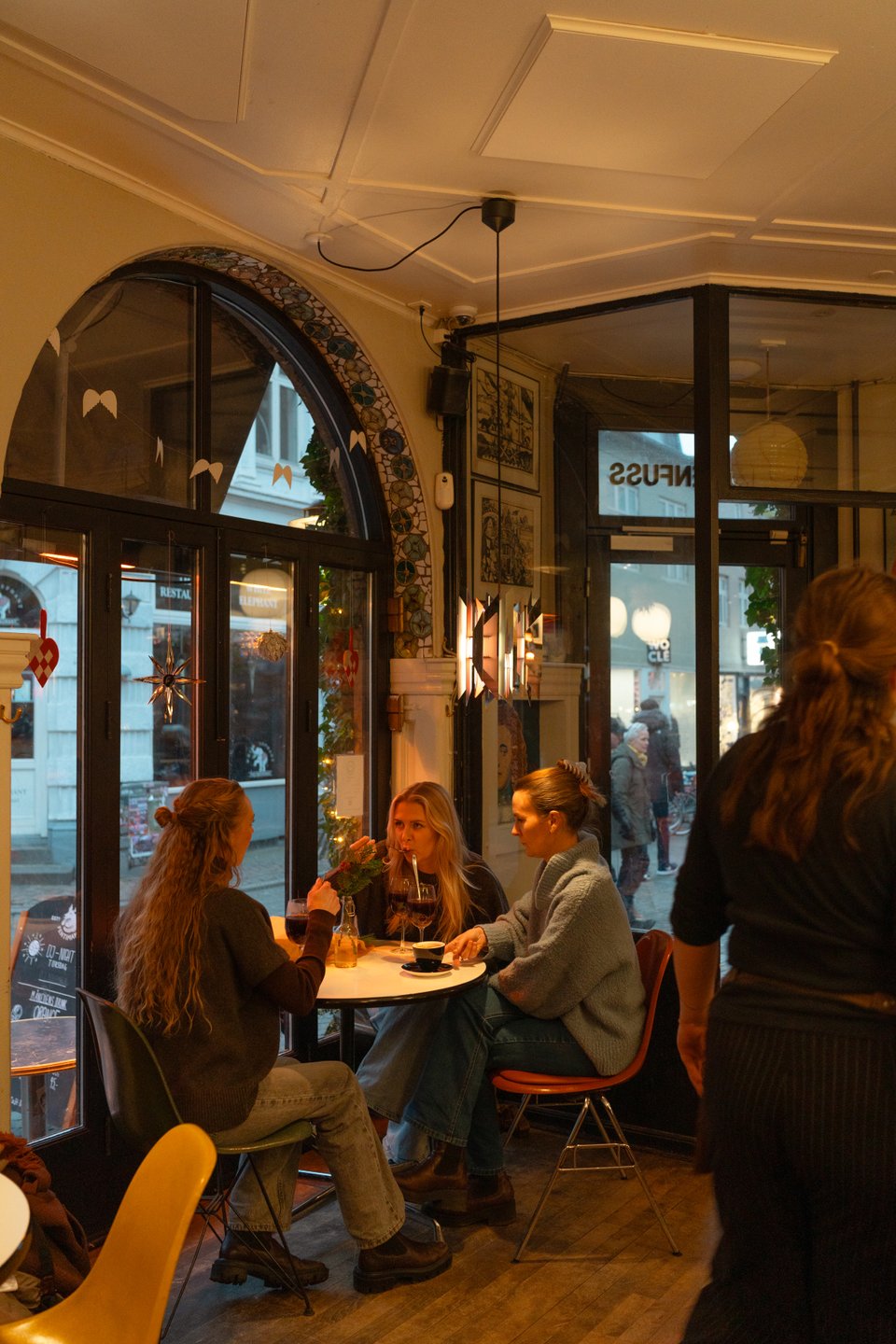 Freundinnen trinken Kaffee im Café in Aarhus