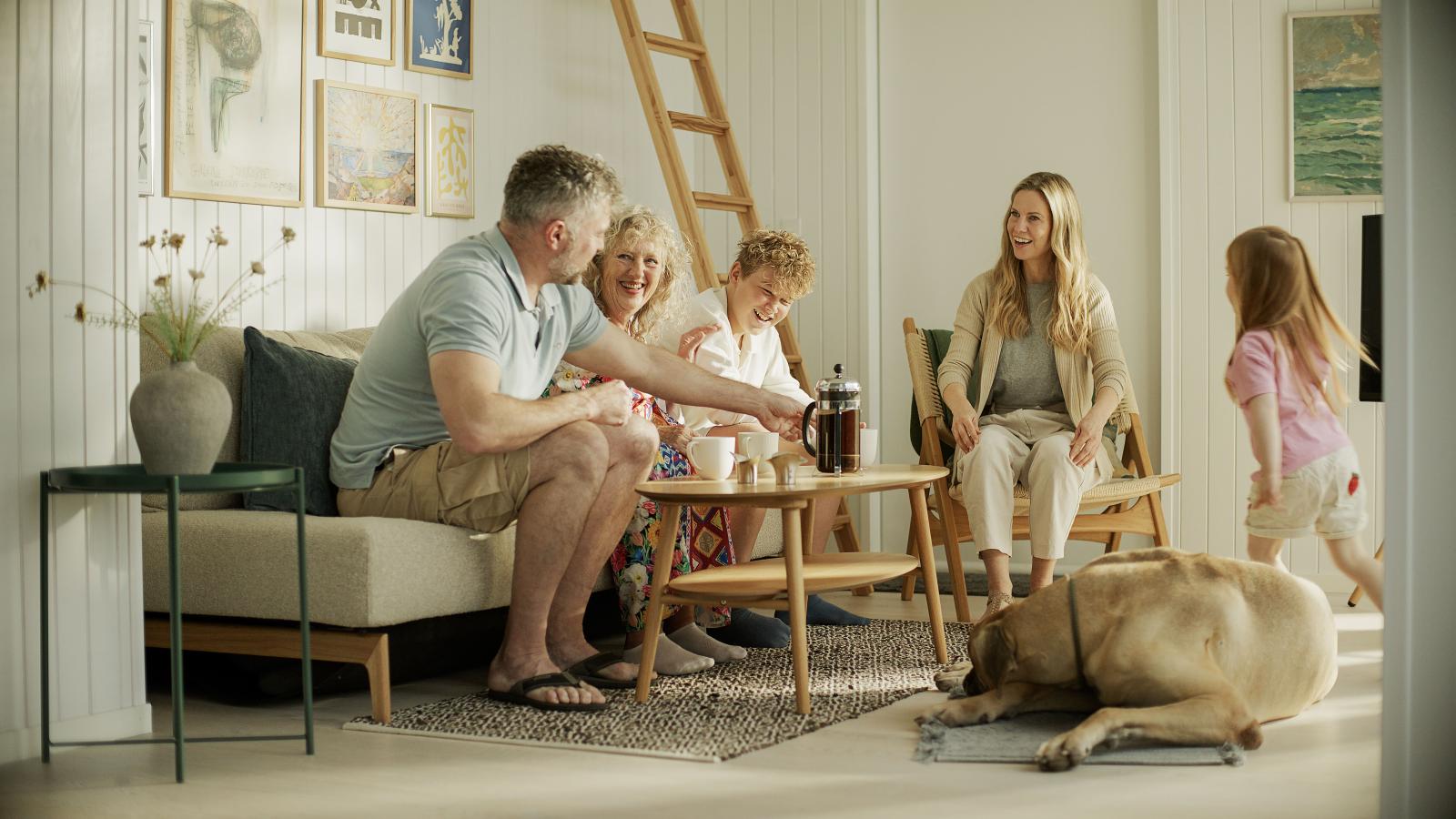 Familie sitzt im Ferienhaus