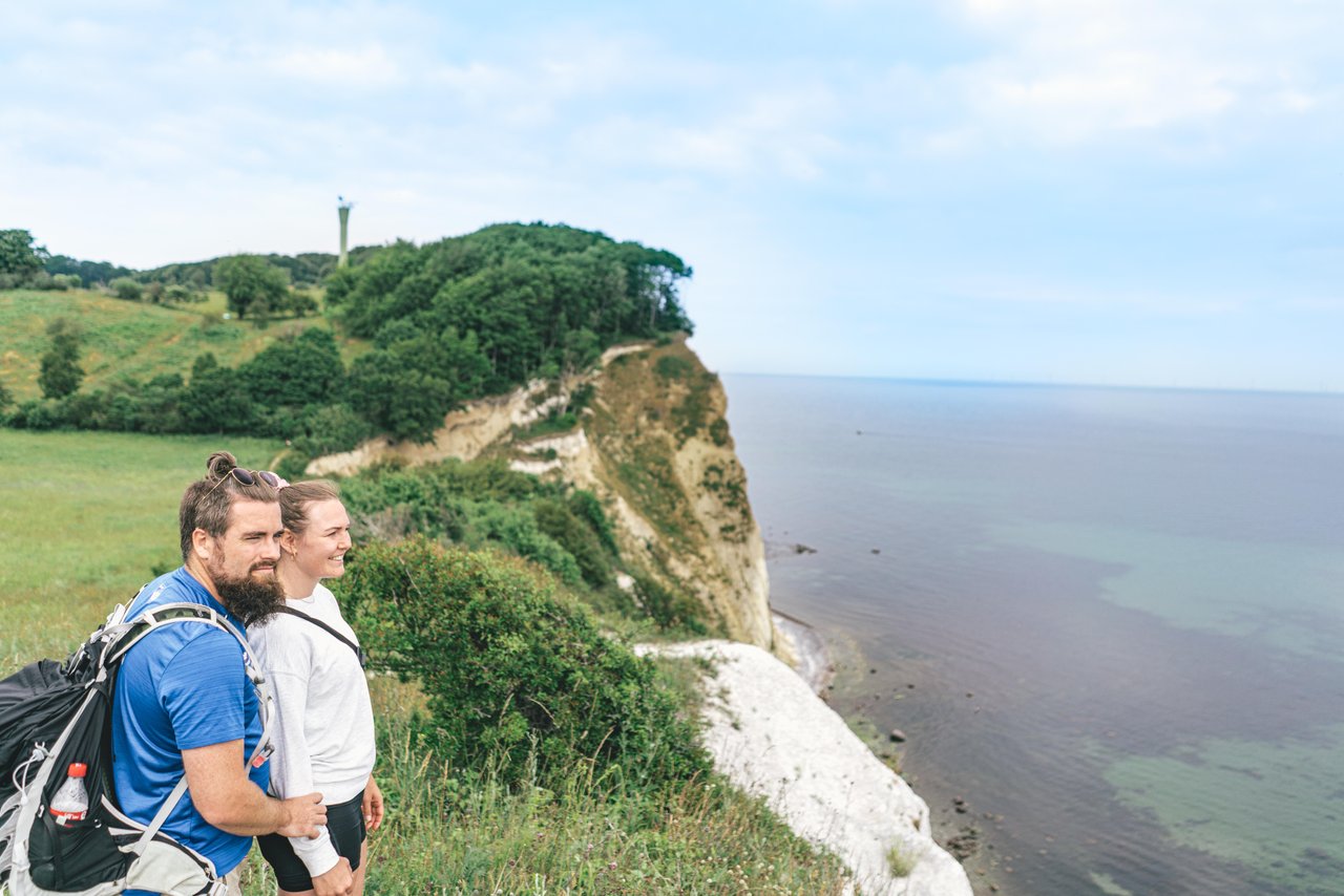 Paar wandert entlang der Küste von Südseeland