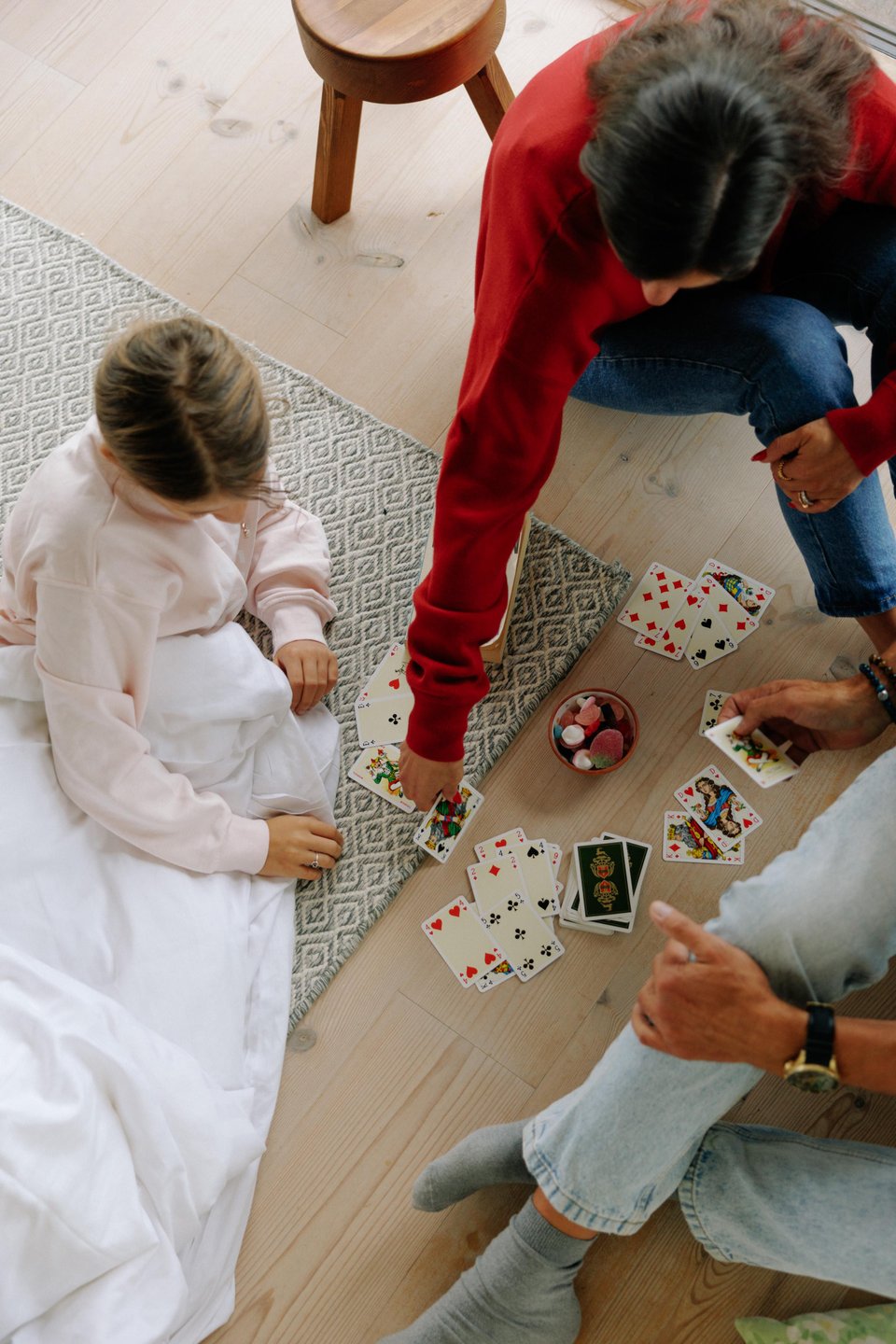 Familie spielt Kartenspiel im Ferienhaus